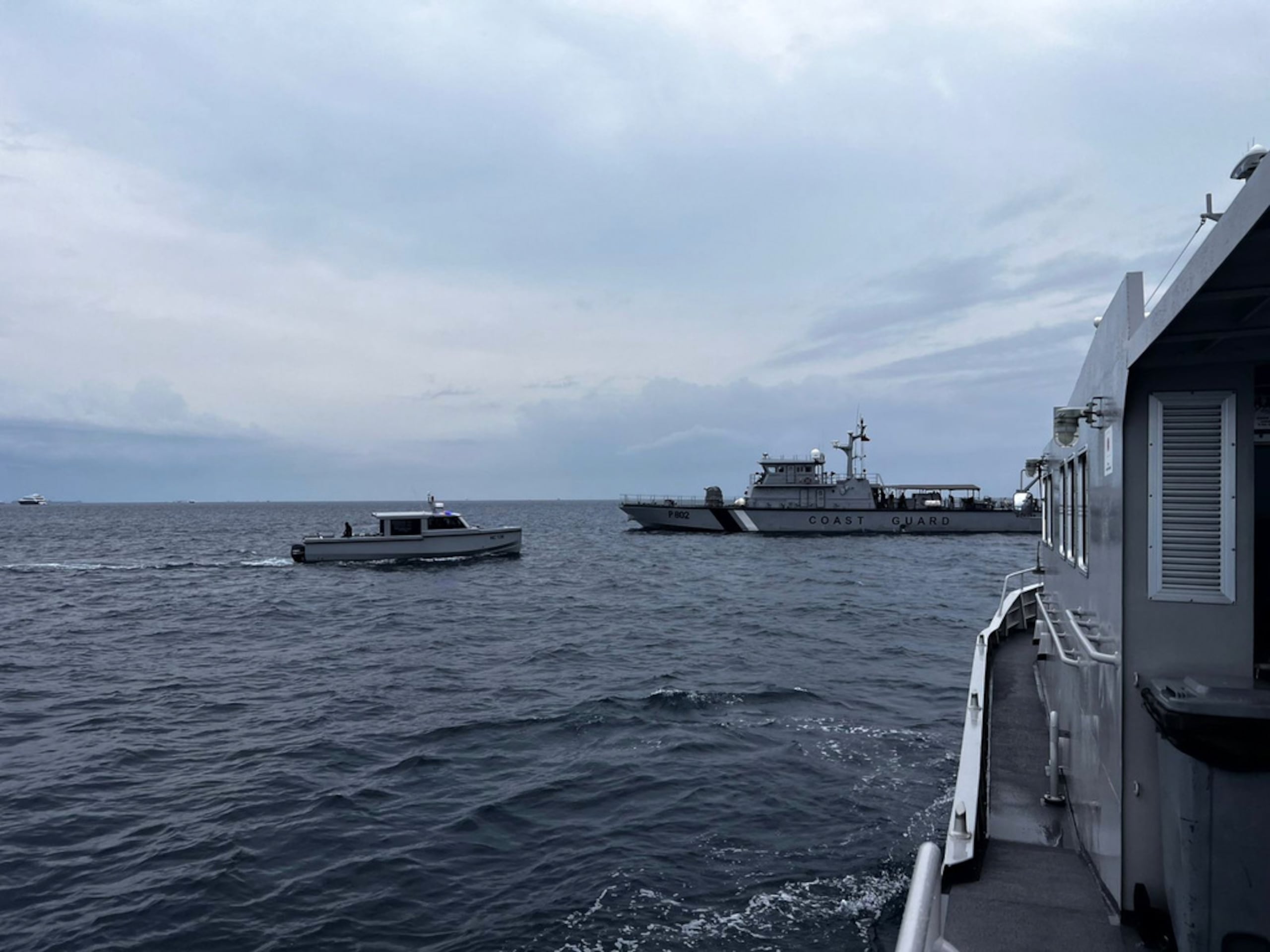 Esta imagen, difundida por la Oficina de Prensa de la Presidencia de Maldivas, muestra una lancha guardacostas y otras embarcaciones desplegadas para buscar a cuatro buzos italianos desaparecidos cerca de la isla Alimathaa, el sábado 15 de mayo de 2026, en el atolón Vaavu, Maldivas.