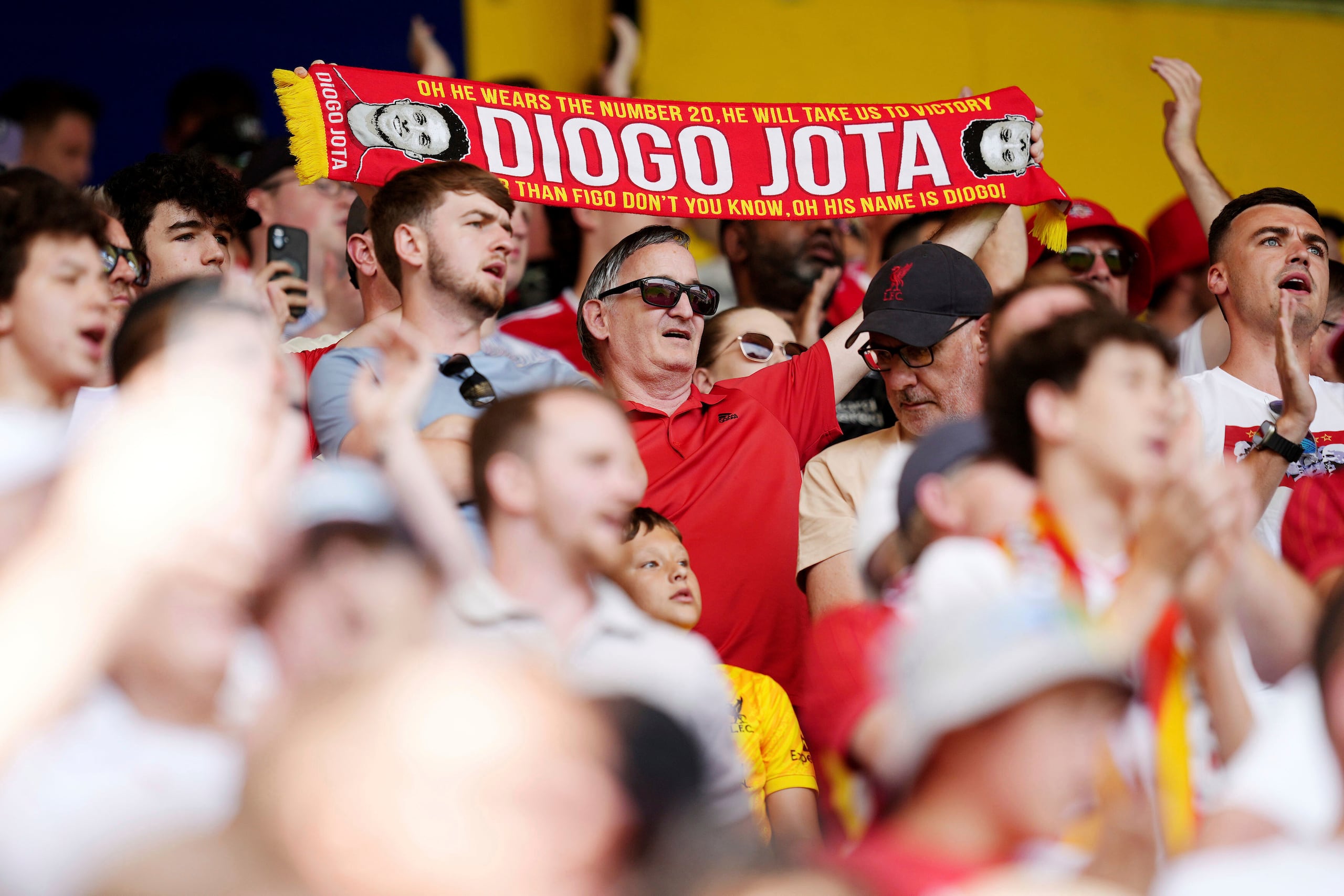 Los aficionados del Liverpool rinden homenaje al jugador del Liverpool, Diogo Jota, antes de un partido amistoso de pretemporada entre el Preston y el Liverpool en el Deepdale Stadium, Preston.
