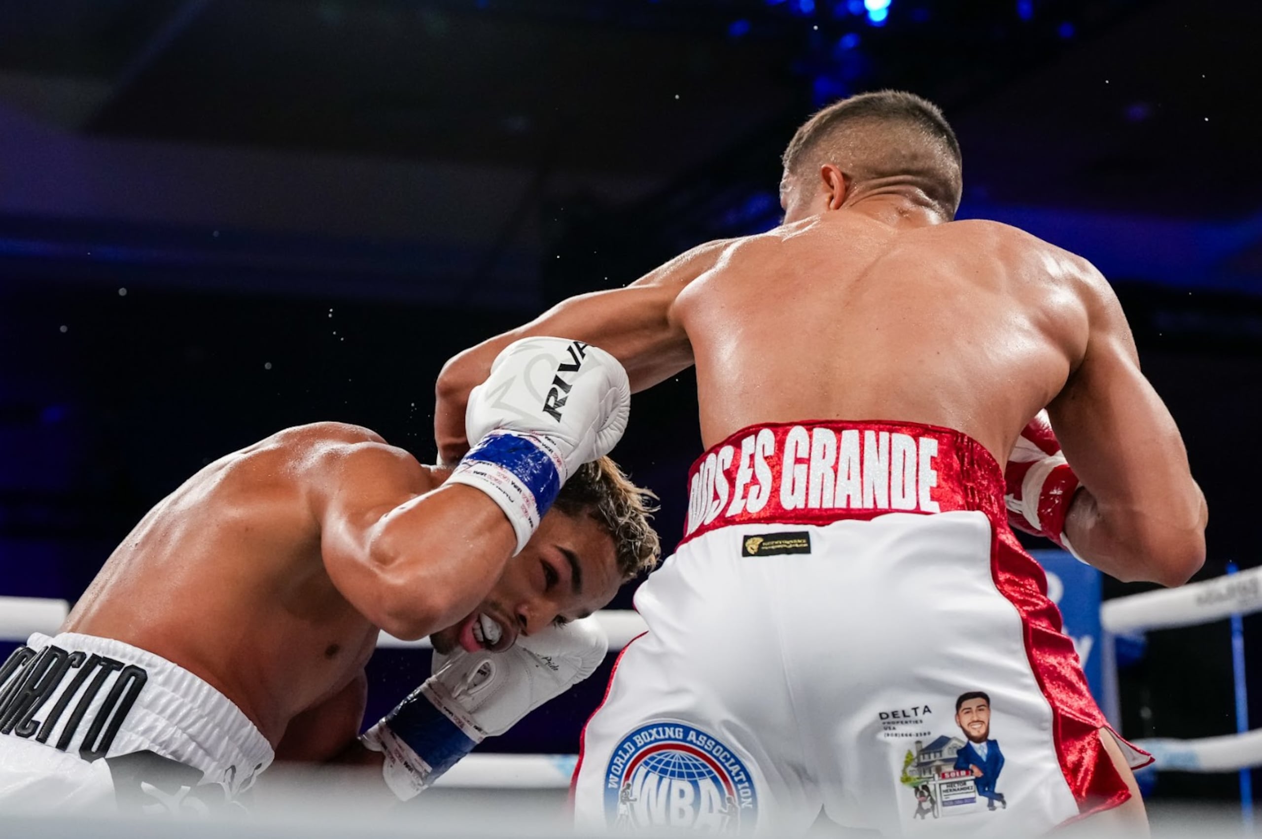 El venezolano Angelino "El Huracán" Córdova fue penalizado en un momento dado por conectar golpes a la nuca de Yankiel Rivera. (Most Valuable Promotions / Joseph Correa)