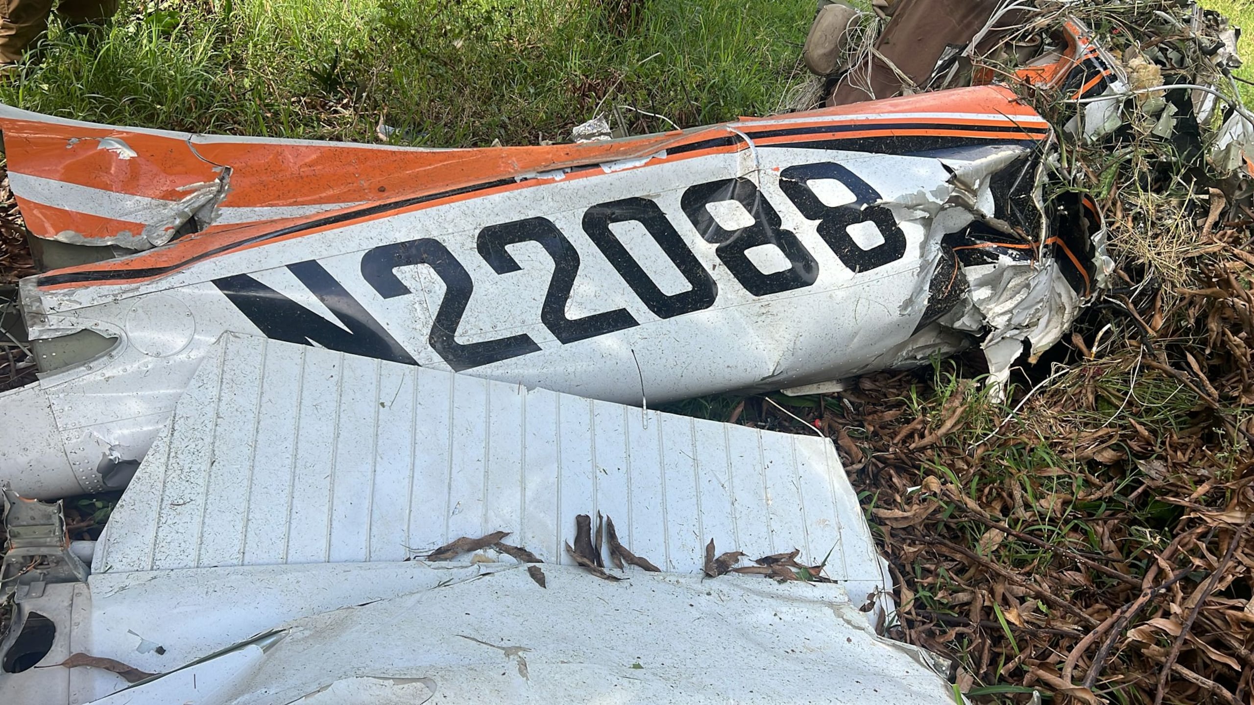 La querella se recibió a eso de las 2:09 p.m. de hoy, viernes, tras una persona avistar la avioneta caer a un área boscosa.