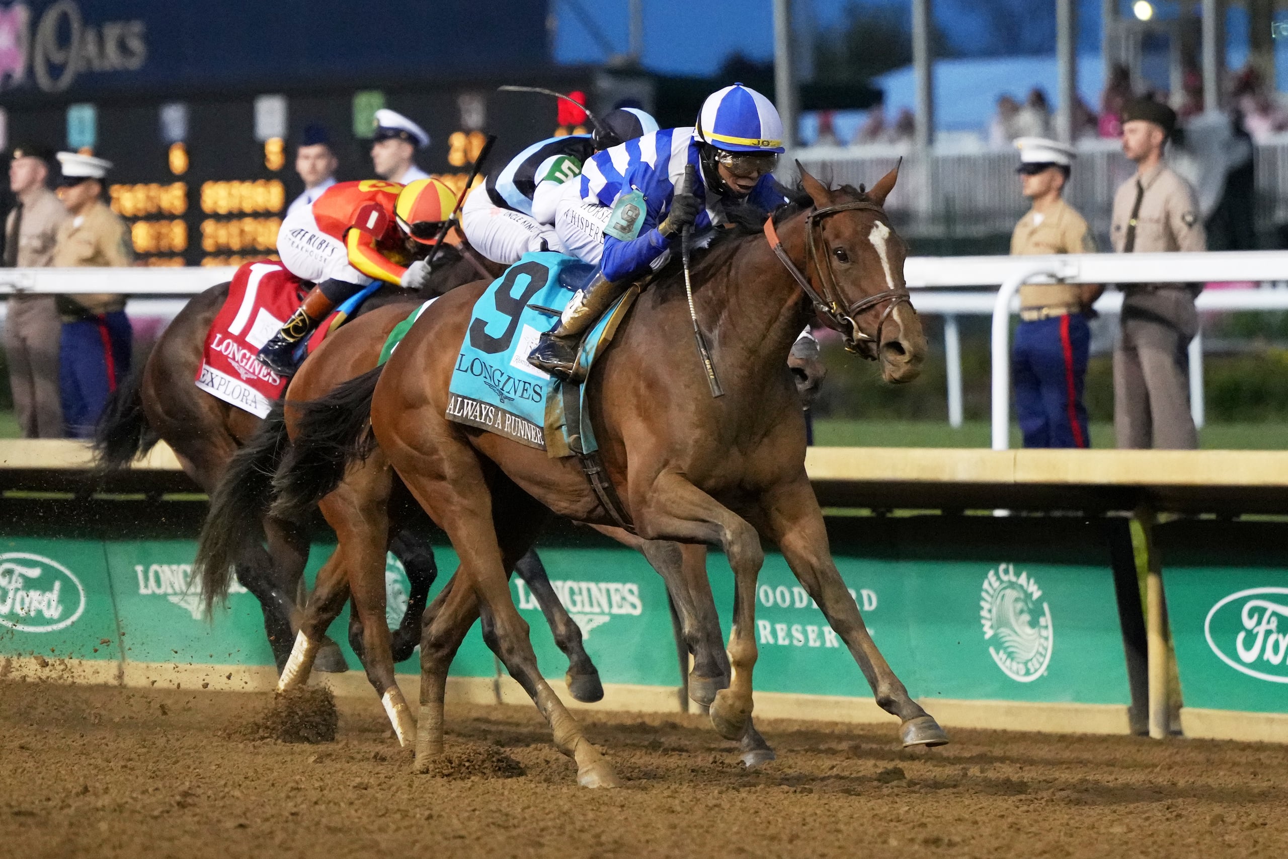 Always a Runner (9), conducida por José L. Ortiz, remontó por la parte de afuera para poder sobrepasar a los ejemplares que lideraron la carrera desde el principio. (AP Photo/Jeff Roberson)