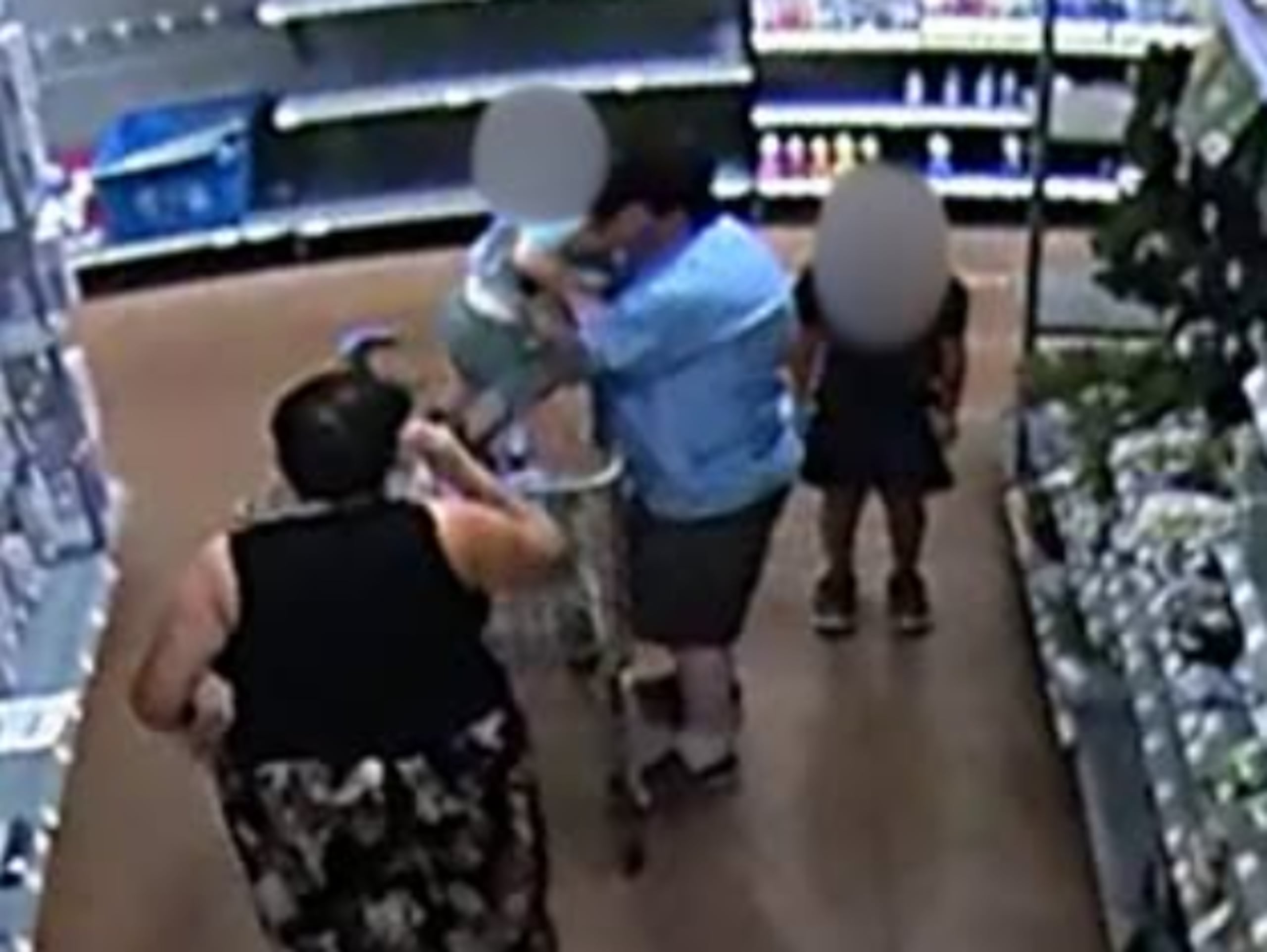 Hombre saca a un niño de 1 año de carrito de compra e intenta llevárselo en Oklahoma.