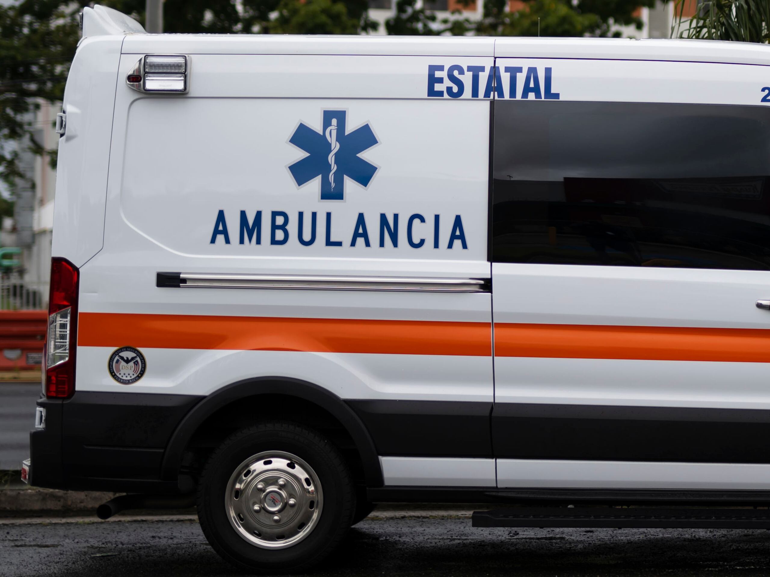 El hombre fue trasportado por personal de Emergencias Médicas a un centro hospitalario de la zona. 
FOTO POR: Carlos Giusti/GFR Media