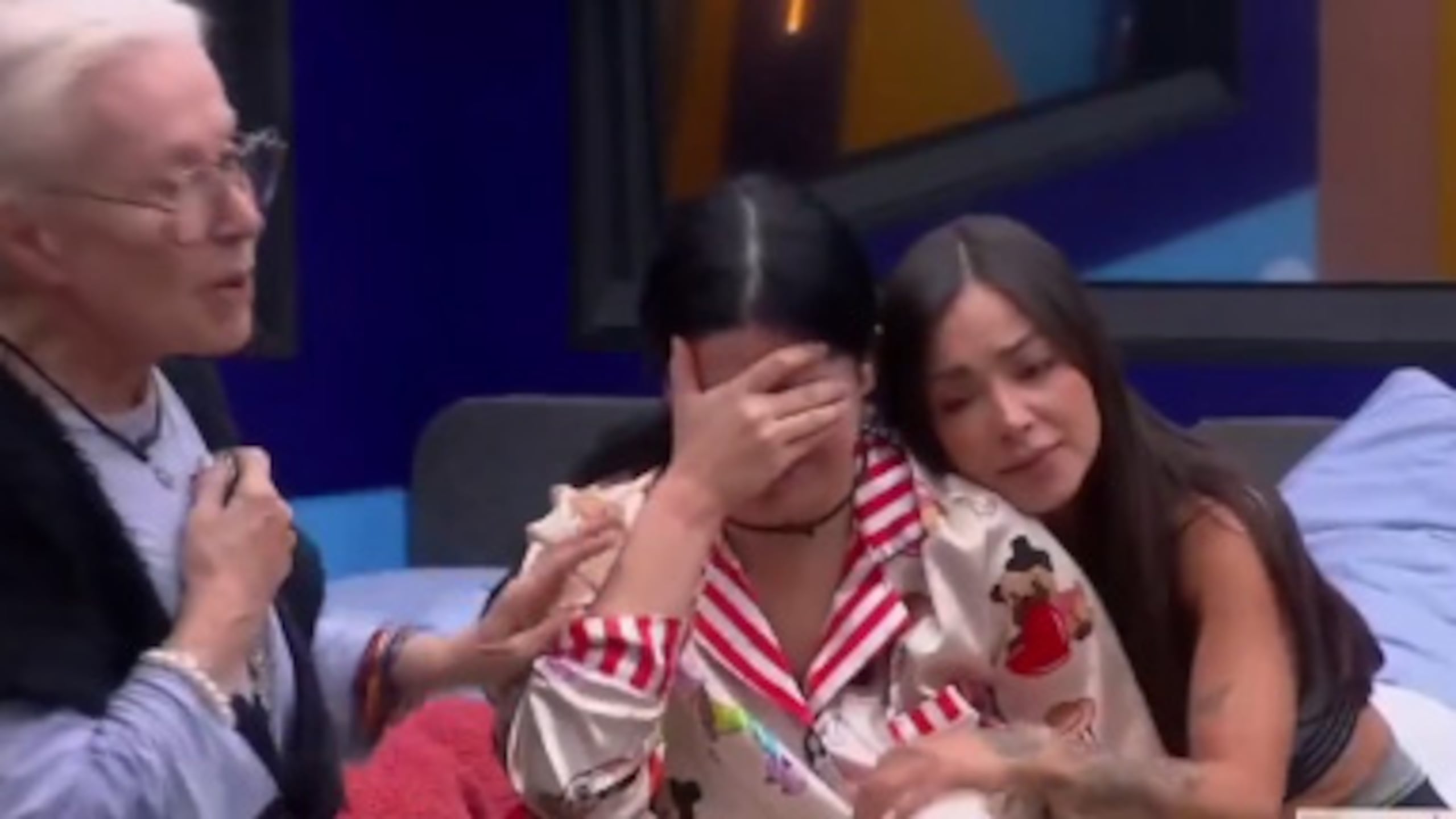 Curvi es consolada por habitantes del reality show.