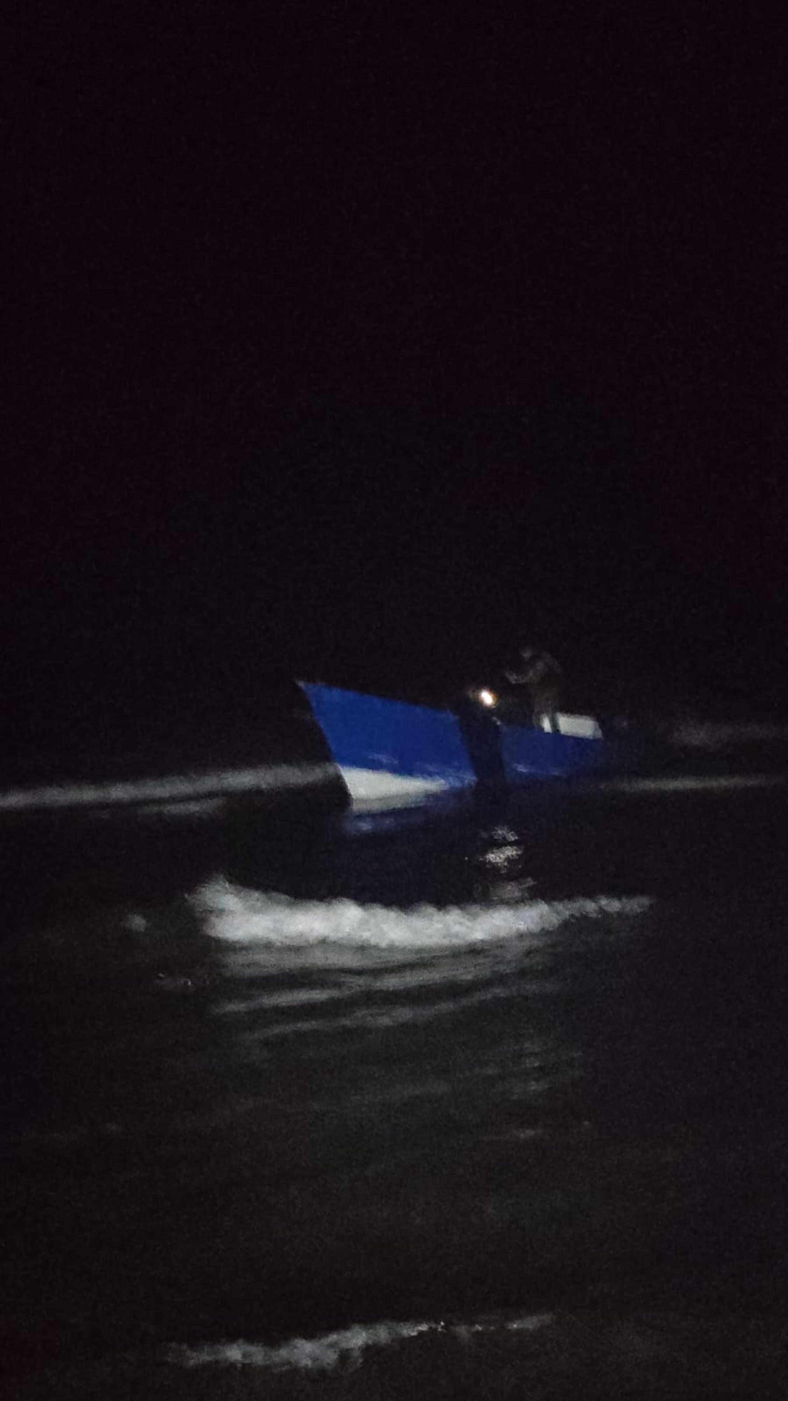 Yola que transportaba un cargamento de cocaína valorado en $8.2 millones incautado en una yola por el CBP, en Playa Mario, Maunabo.