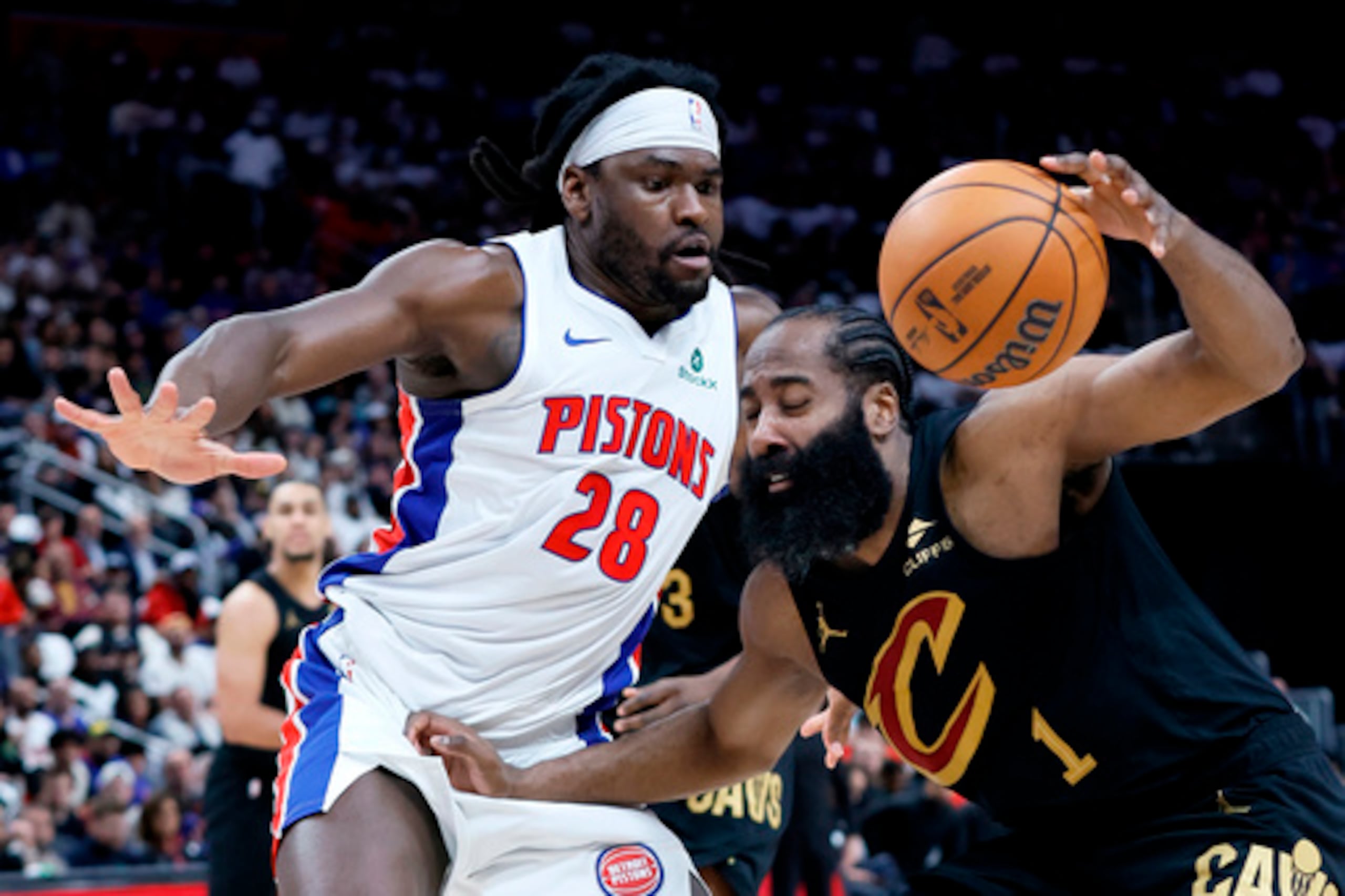 El escolta de los Cleveland Cavaliers James Harden (1) conduce contra el alero de los Detroit Pistons Isaiah Stewart (28) durante la primera mitad del partido 1 de la segunda ronda de los playoffs de baloncesto de la NBA el martes 5 de mayo de 2026, en Detroit. (AP Photo/Duane Burleson)
