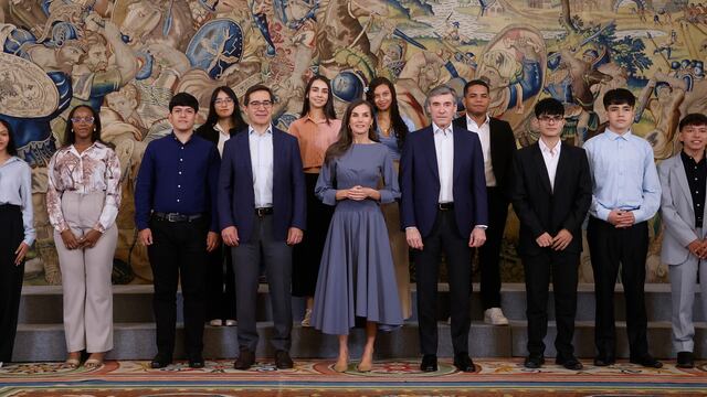 La reina recibe a diez jóvenes de Colombia y Perú becados por Fundación Microfinanzas BBVA