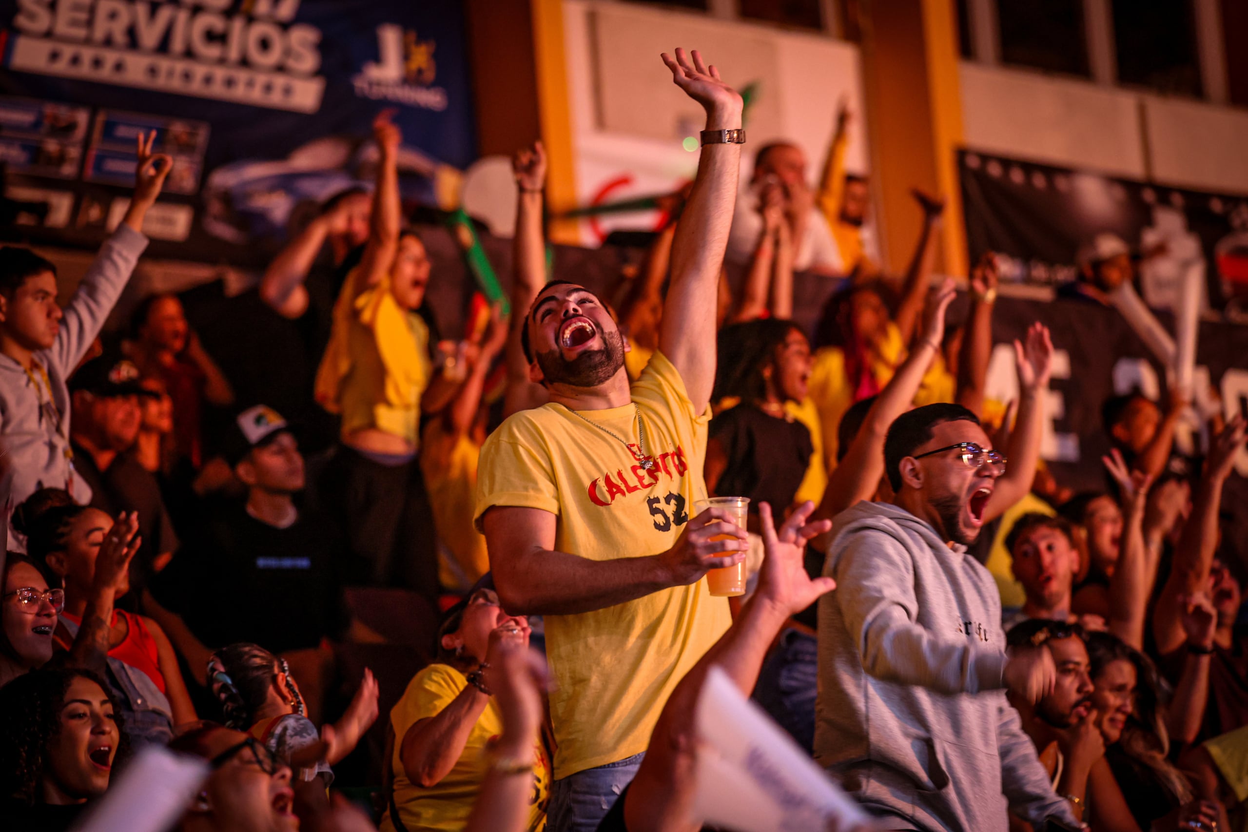 Fanáticos de los Gigantes celebran durante un juego de la temporada 2024 del BSN en el Coliseo Guillermo Angulo, de Carolina.