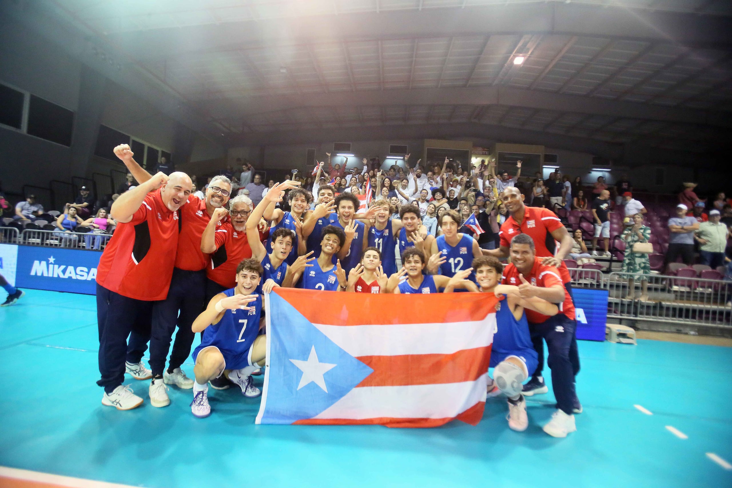 La Selección Sub 19 de voleibol celebra su tercer lugar en el Campeonato Norceca, que se llevó a cabo en Ponce.