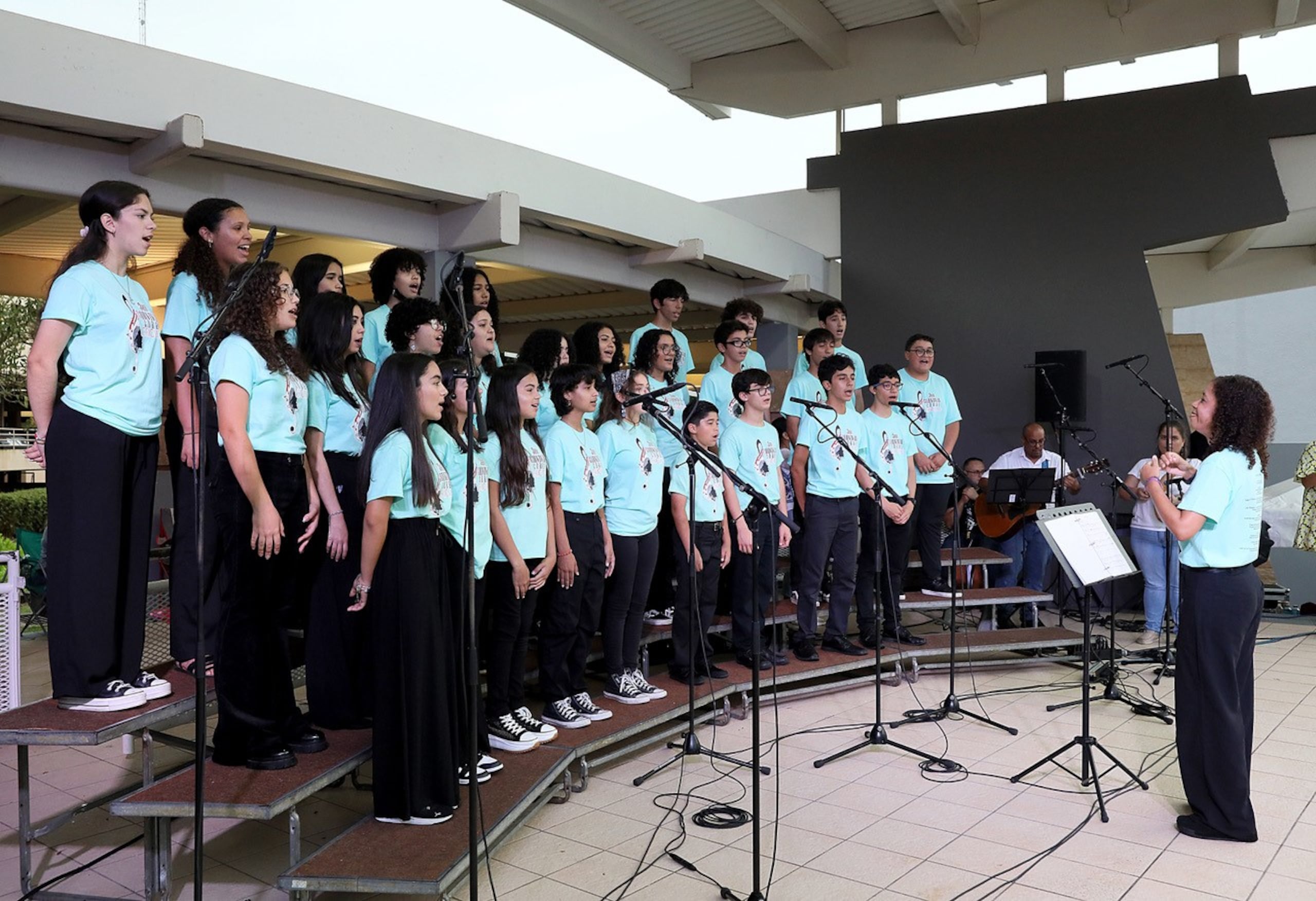 La actividad contribuye a la formación musical y el intercambio de conocimientos entre los coros participantes.