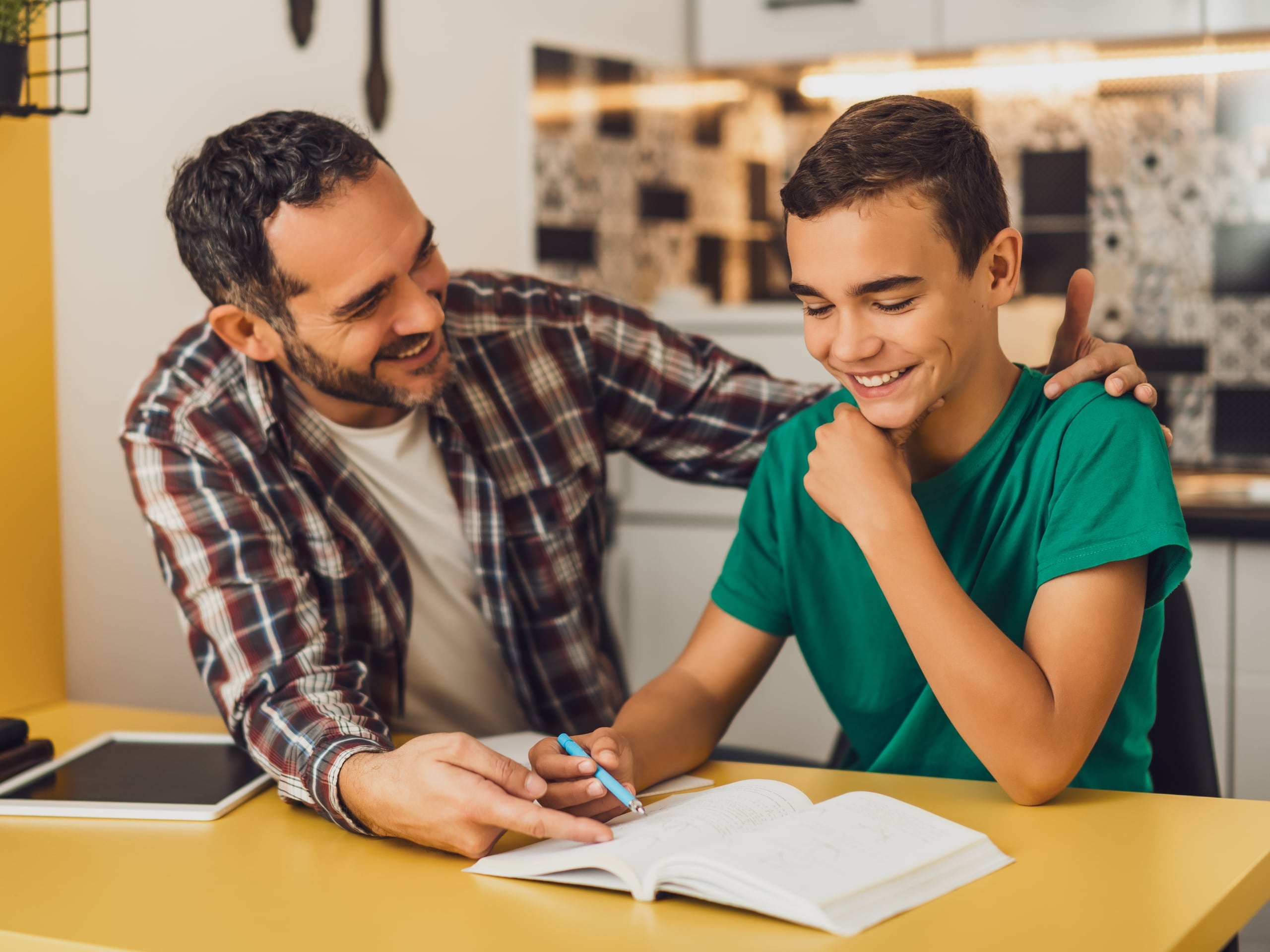 Ser un buen papá incluye contribuir a desarrollar una relación de amor, respeto y apoyo.