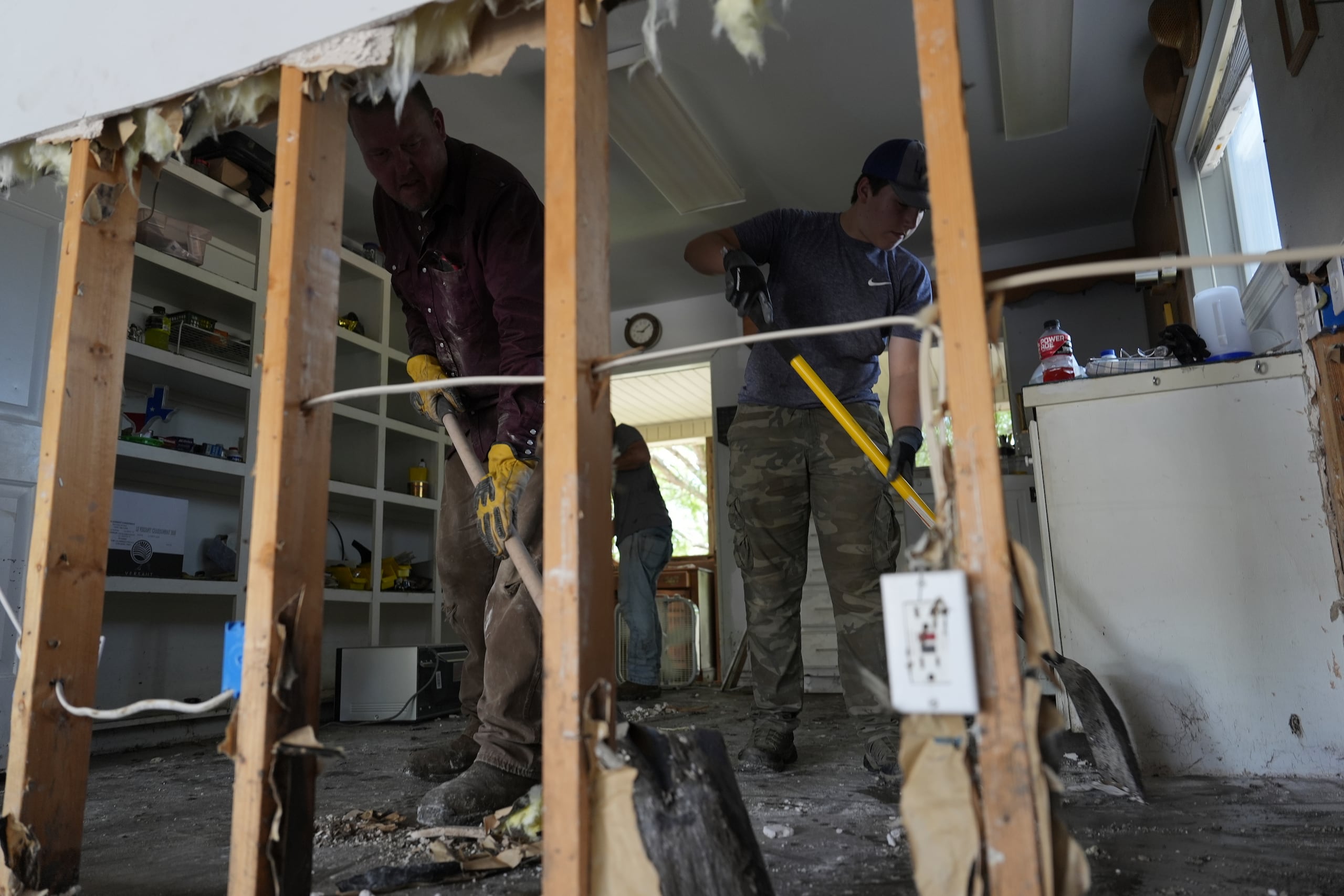 Voluntarios ayudan a limpiar una casa el martes 8 de julio de 2025 tras las inundaciones de Kerrville, Texas. (AP Foto/Ashley Landis)
