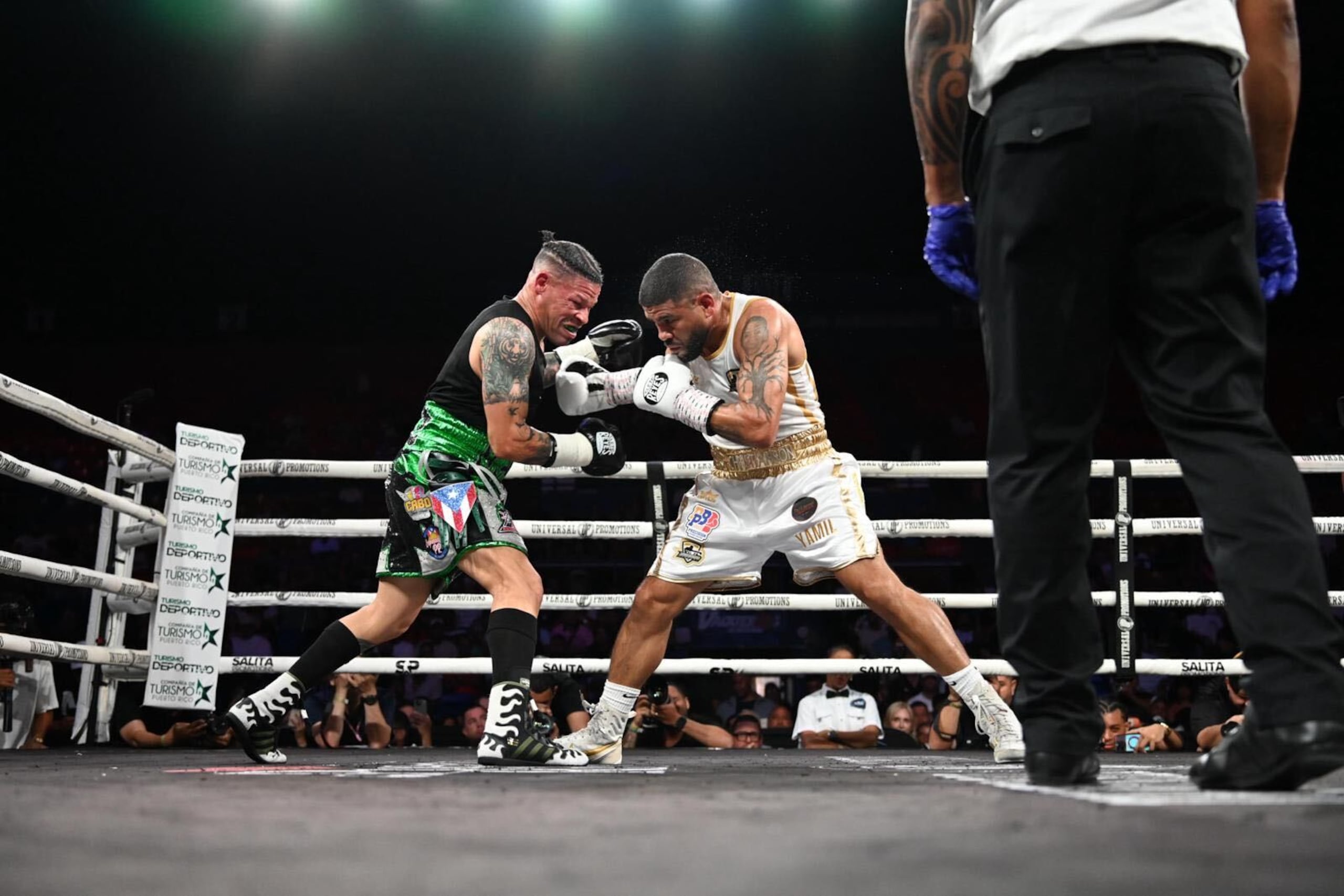 Juan Manuel “Juanma” López y Orlando “Fenómeno” Cruz durante su pelea estelar en el Coliseo Rubén Rodríguez, de Bayamón.