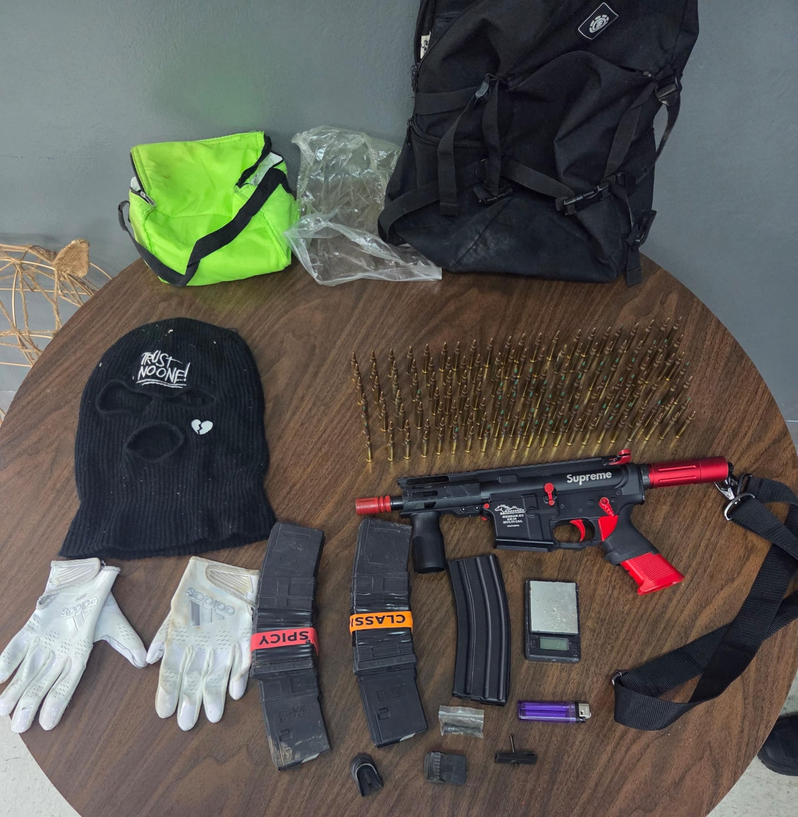 Rifle, cargadores, municiones y otros artículos ocupados en una guagua detenida por la Policía frente a la escuela Luis Muñoz Rivera en el barrio Manantiales, en Mayagüez.