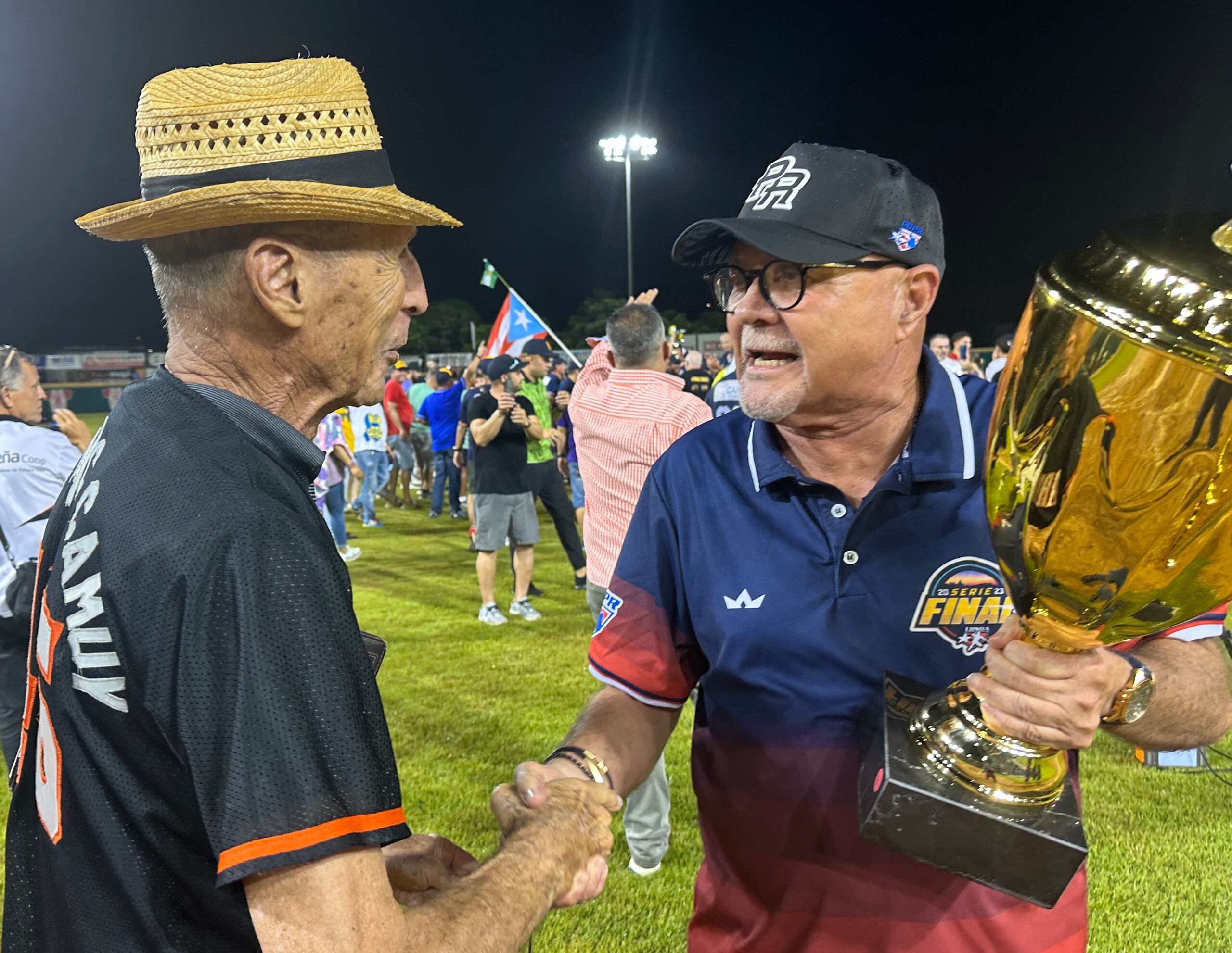 Luis Rivera Toledo, a la izquierda, disfrutó este año la conquista del campeonato por el equipo de su pueblo Camuy, los Arenosos.