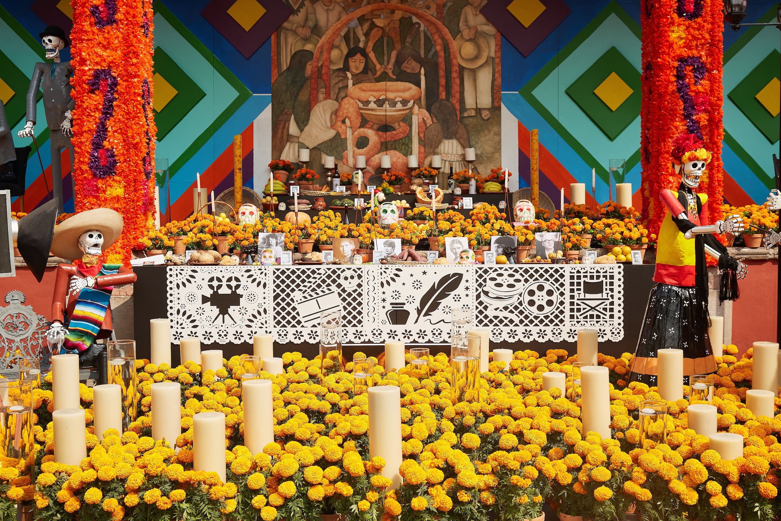 En el Día de los Muertos, todas las casas y lugares se llenan con altares que honran la memoria de familiares y amigos que han fallecido.