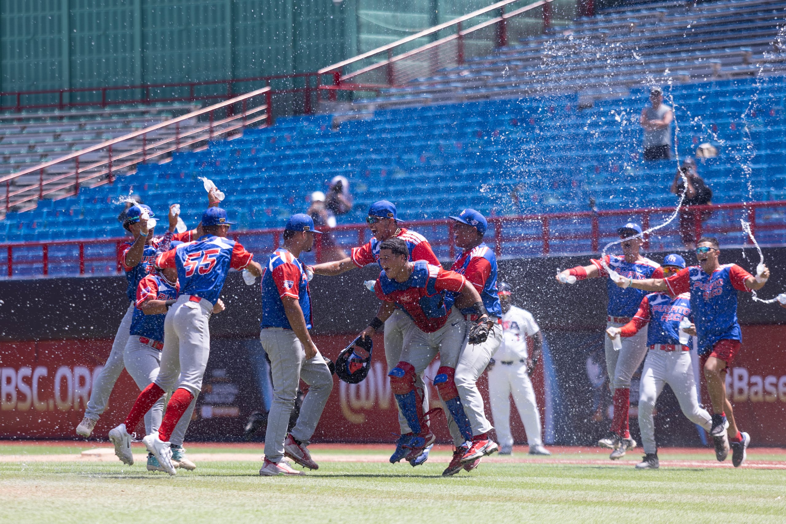 Los peloteros de Puerto Rico celebran el triunfo sobre Estados Unidos.