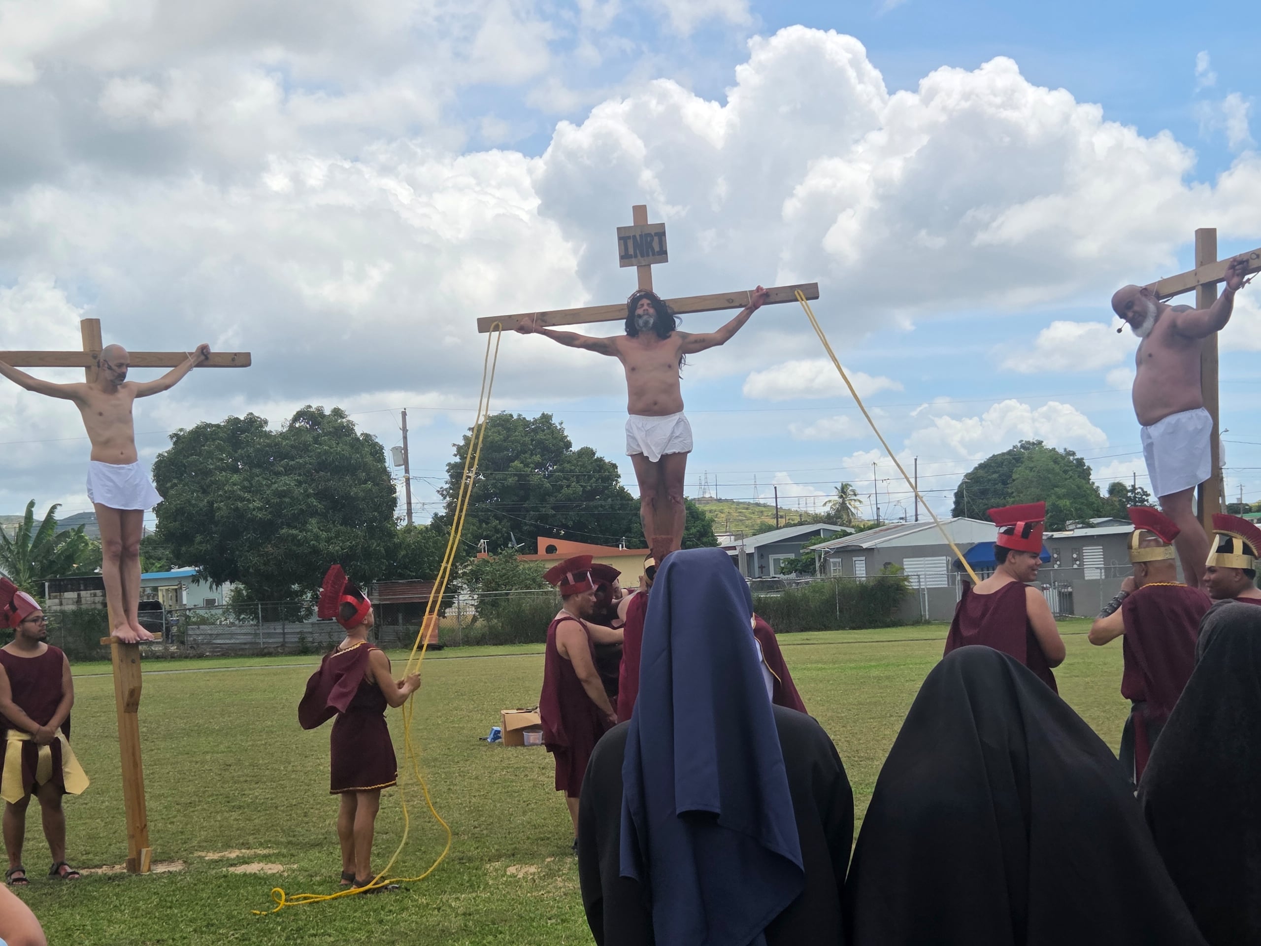 La peregrinación recorrió las principales carreteras del barrio Coco hasta llegar a los terrenos aledaños a la cancha bajo techo Arcadio Maldonado, donde se recreó la crucifixión y muerte de Jesús.