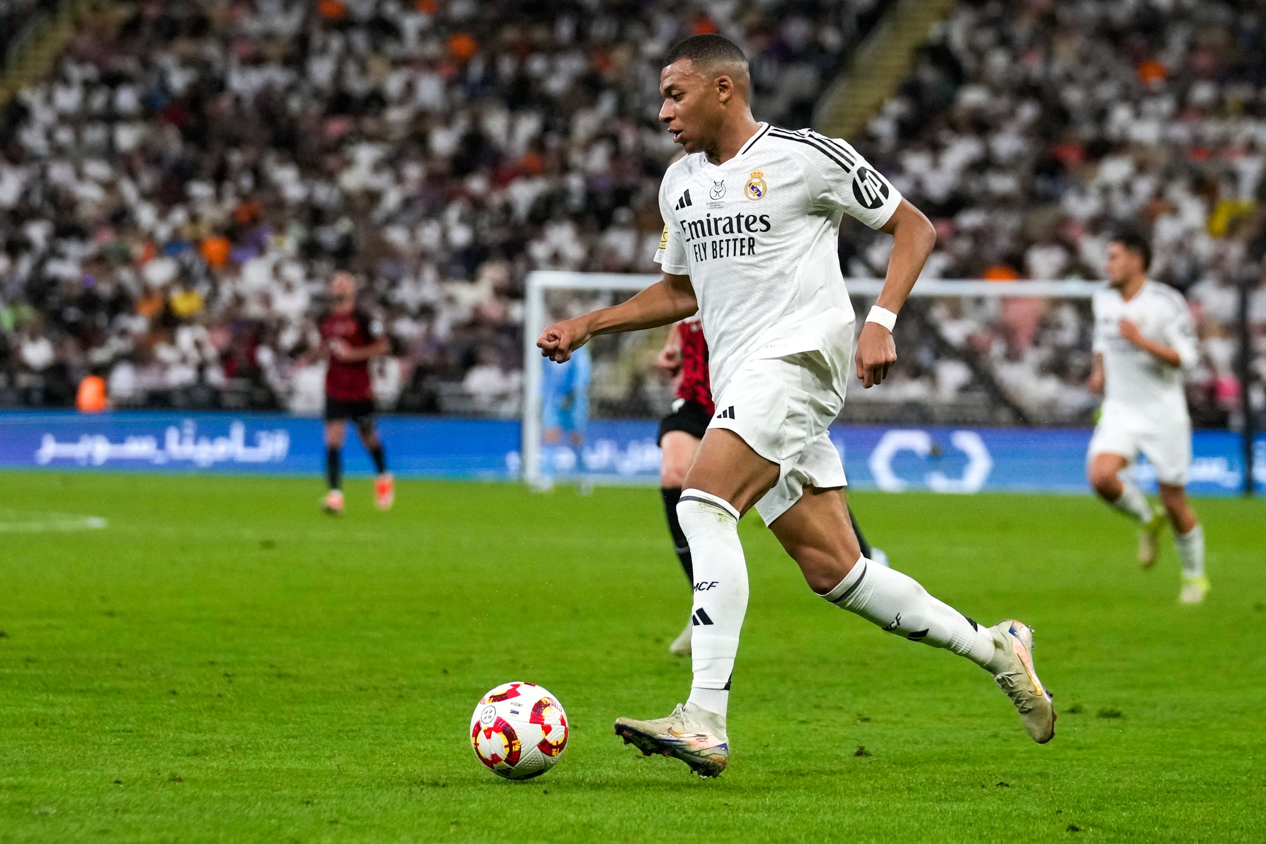 Kylian Mbappe del Real Madrid en acción durante el encuentro ante el Mallorca en la semifinal de la Super copa de España en Yedá, Arabia Saudí el jueves 9 de enero del 2025. (AP Foto/Altaf Qadri)
