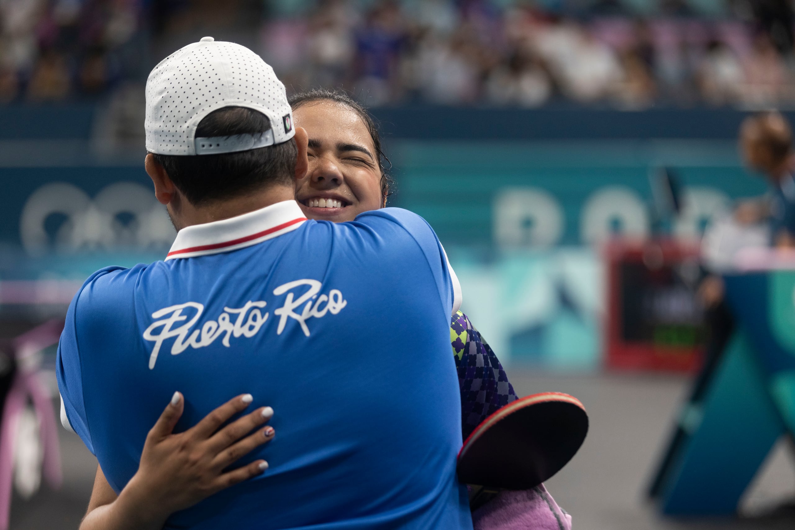 Adriana Díaz se abraza con su padre tras la victoria.
