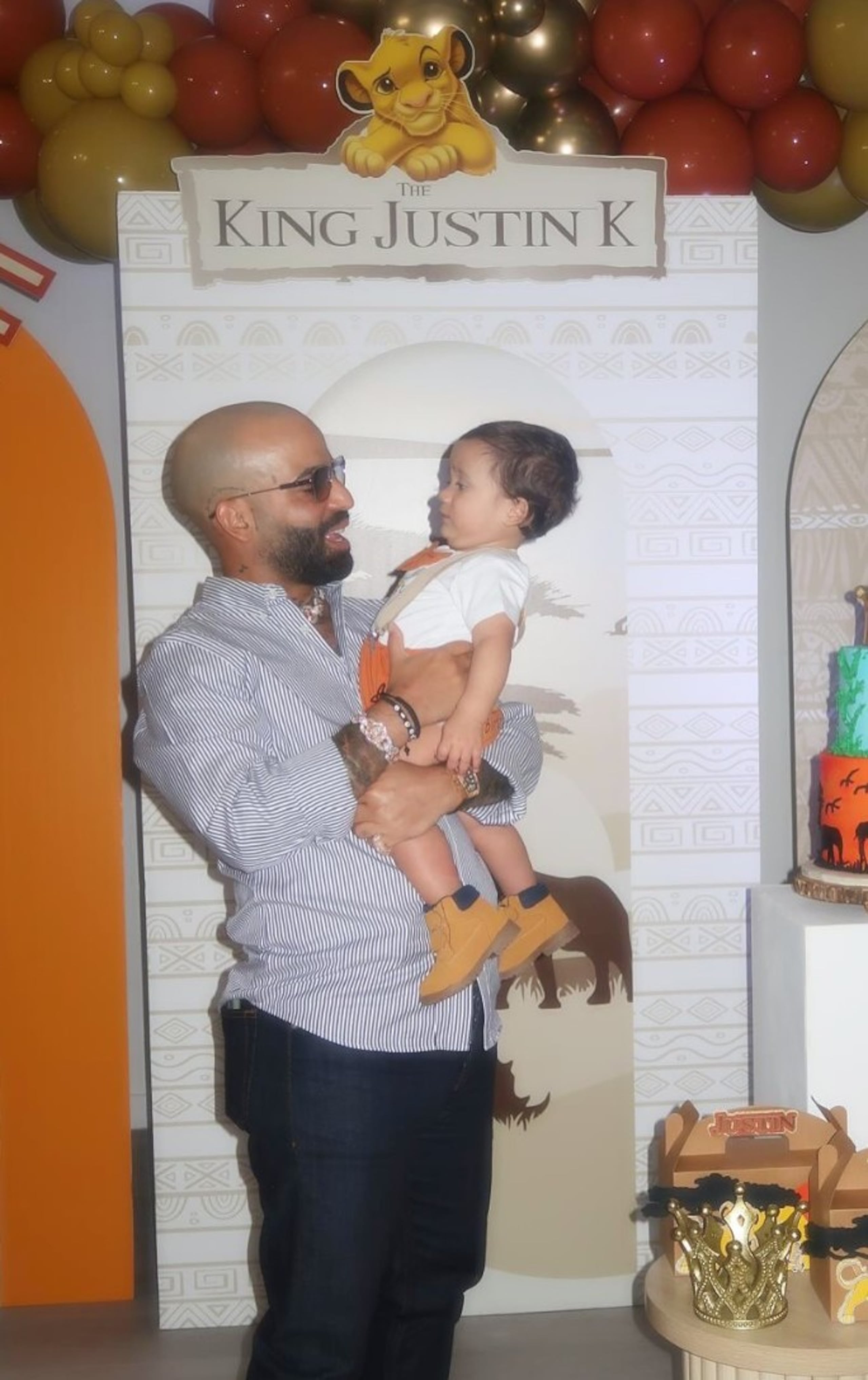 Desde la llegada de Justin Khalim Santos Casillas, el cantante ha asumido su rol como abuelo con mucho entusiasmo.