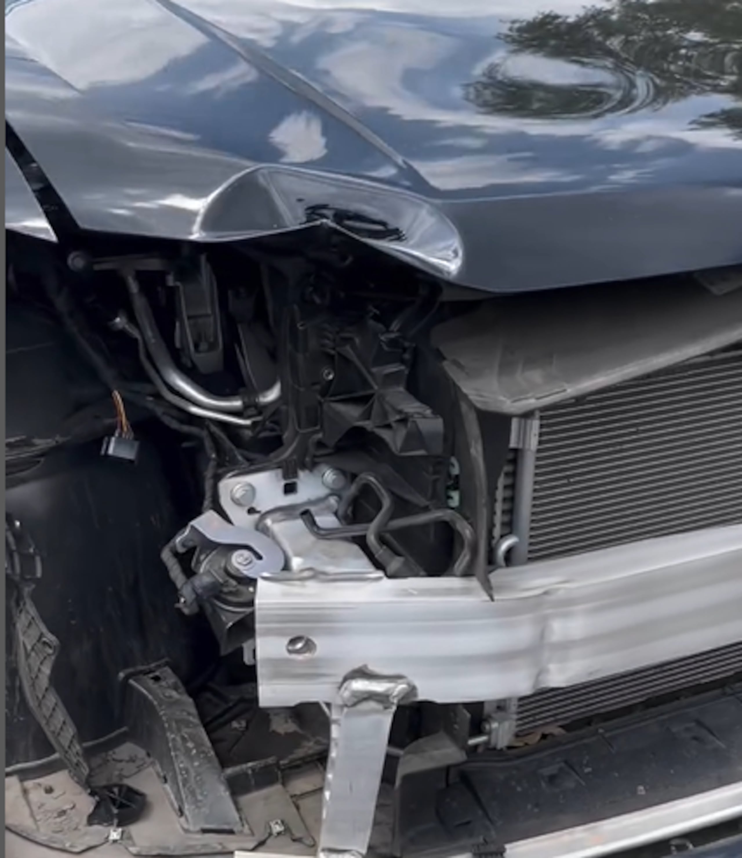 Así quedó el carro de la actriz mexicana, Verónica Jaspeado.