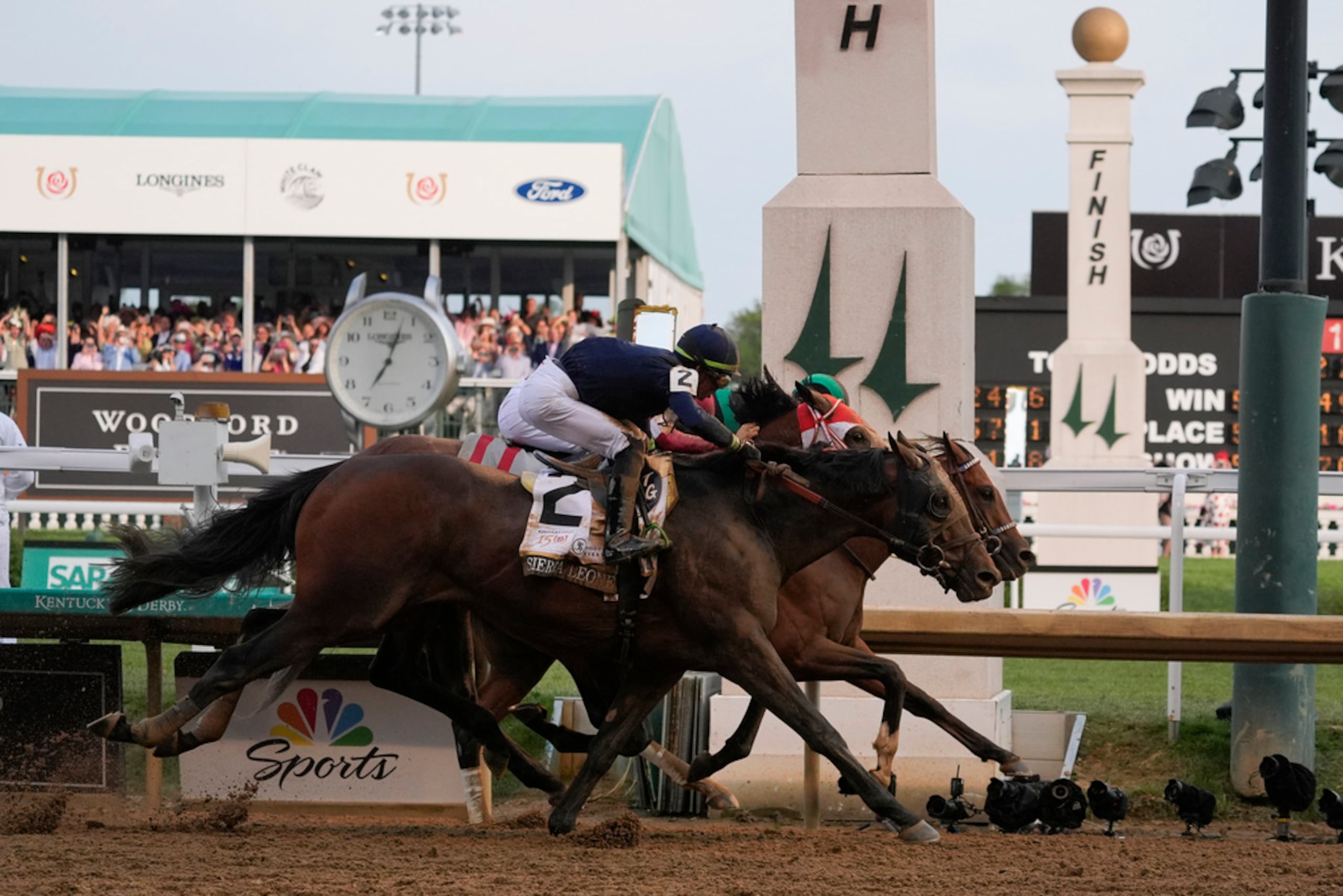 Sierra Leone, Forever Young y Mystik Dan cruzan la meta en Churchill Downs durante la edición 150 del Kentucky Derby de hipismo.