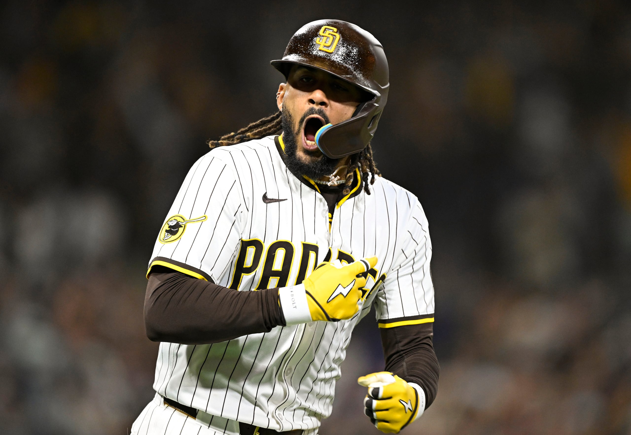 Fernando Tatis Jr. (23), de los Padres de San Diego, celebra después de batear jonrón de dos carreras durante la octava entrada del juego de béisbol ante los Cubs.