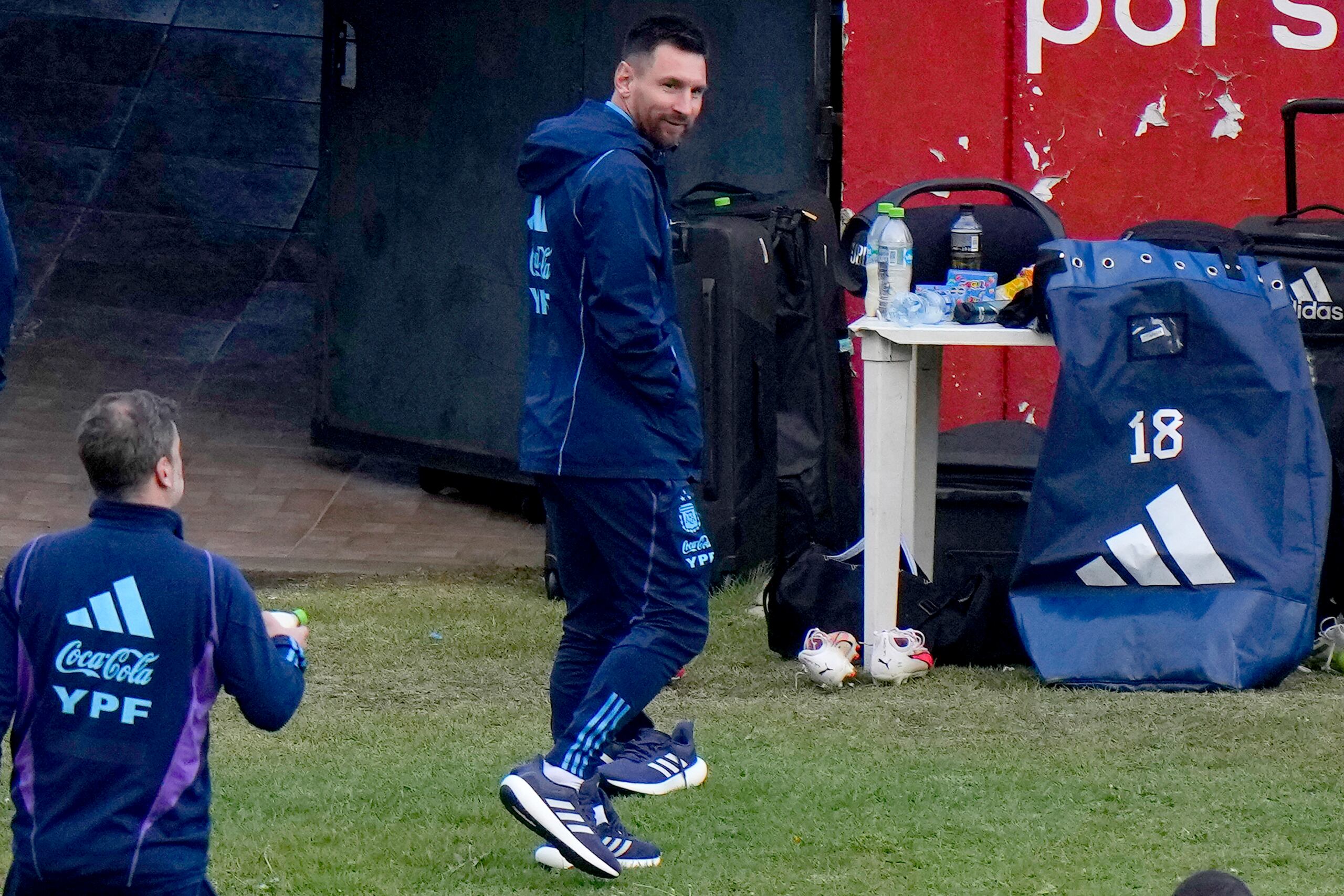 El delantero argentino Lionel Messi camina después del entrenamiento de la selección albiceleste en La Paz, Bolivia, el lunes 11 de septiembre de 2023. Argentina enfrentará a Bolivia en partido eliminatorio rumbo a la Copa del Mundo de 2026, en La Paz, el martes. (AP Foto/Juan Karita)
