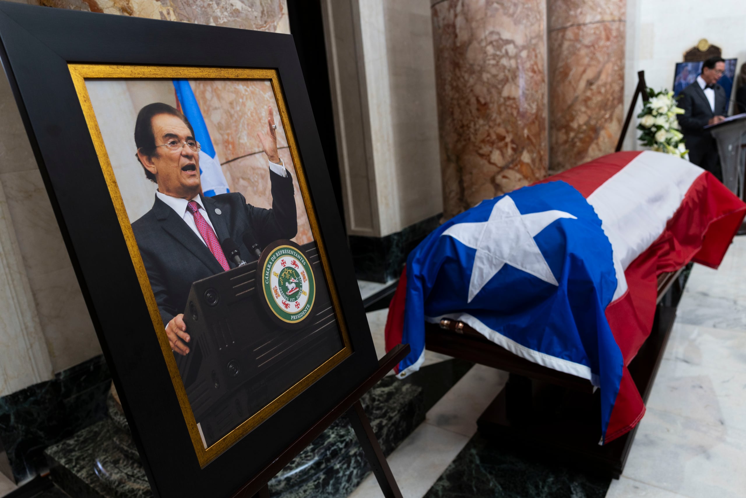 San Juan, Puerto Rico, Julio 02 2025 —Actos protocolares relacionados a las exequias fúnebres del expresidente cameral, José Ronaldo ‘Ronny’ Jarabo Álvarez. El cuerpo llegó al Capitolio alrededor de las 11:00 a.m. siendo escoltado por una guardia de honor, a cargo de miembros de la Guardia Nacional de Puerto Rico, hasta el área de la Rotonda de la Constitución, donde permanecerá durante los actos oficiales. La primera guardia de honor estuvo compuesta por los expresidentes de la Cámara Zaida ‘Cucusa’ Hernández Torres, Carlos Vizcarrondo Irizarry, José Aponte Hernández, Jaime Perelló Borrás y la gobernadora, Jenniffer González Colón, entre otras guardias de honor sque fueron lideradas por representantes y ex representantes.
En la foto
###
Foto por:
Xavier Araújo | GFR Media
xavier.araujo@gfrmedia.com
Araujo