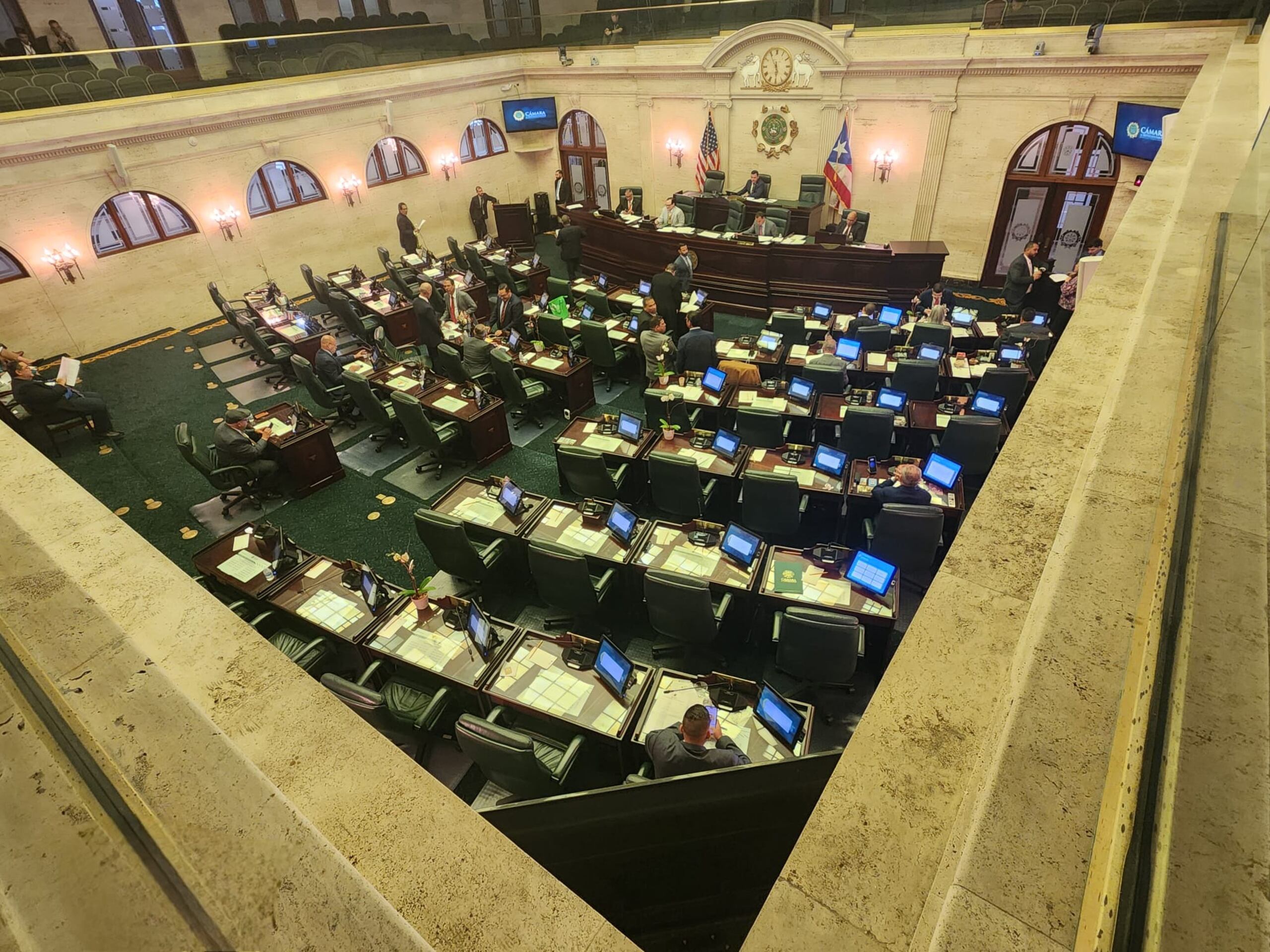 Las minorías legislativas acusaron a la mayoría popular de bajar a votación las piezas pasada la medianoche, después del plazo dispuesto por ley y la Constitución de Puerto Rico, mientras la mayoría popular reclama que las medidas se colgaron porque necesitaban al menos un voto de los representantes de minoría para pasar el cedazo legislativo.