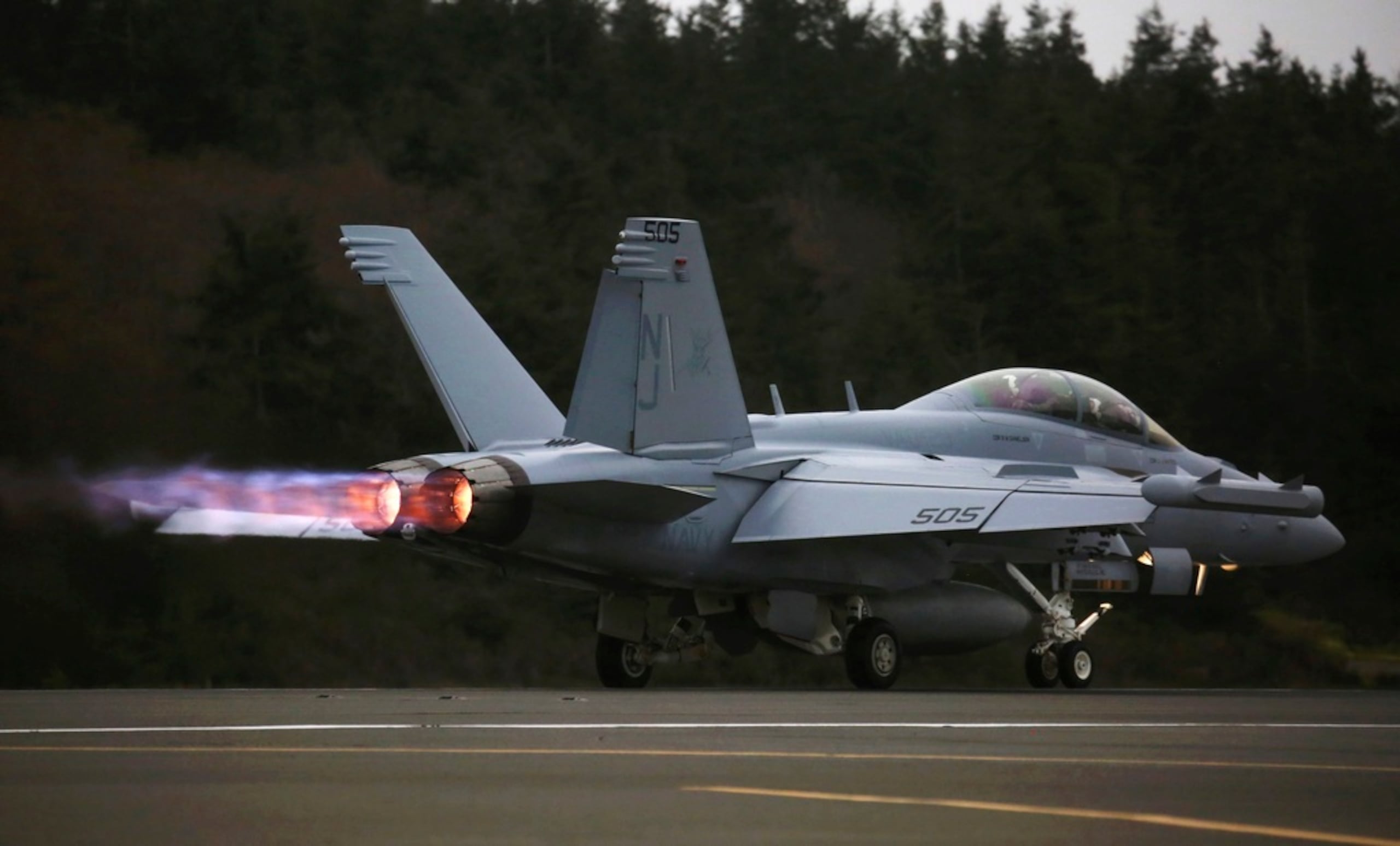 Un avión EA-18G Growler con postquemador impulsa su despegue con un rugido ensordecedor desde la Estación Naval de Whidbey Island durante un ejercicio el 10 de marzo de 2016.