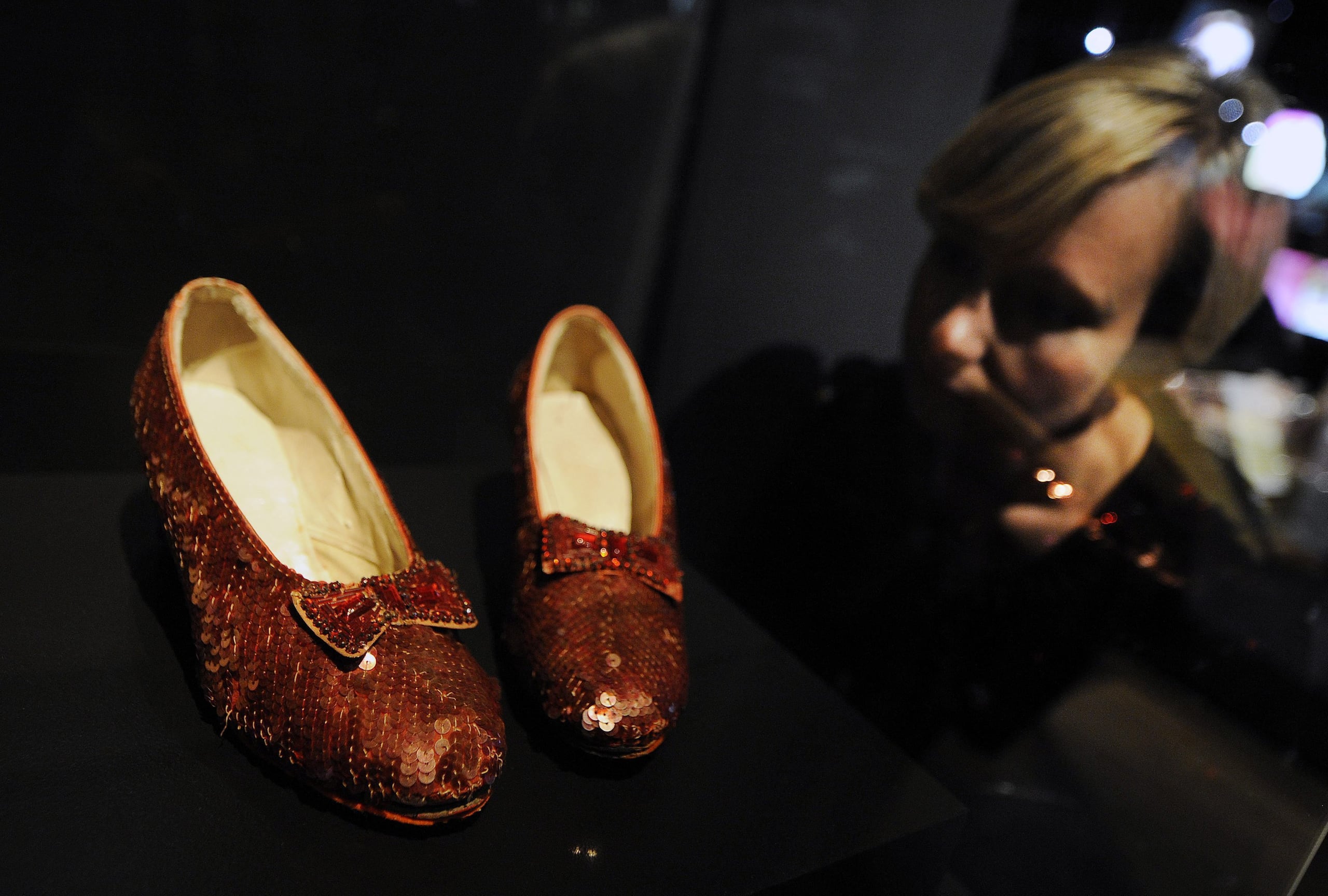 Una empleada del Museo Victoria y Albert observa los zapatos que usó la actriz Judy Garland en 1939 para la película "El Mago de Oz", en la exposición "Vestiario de Hollywood" en Londres, Reino Unido, hoy miércoles 17 de octubre de 2012.
EFE/Andy Rain