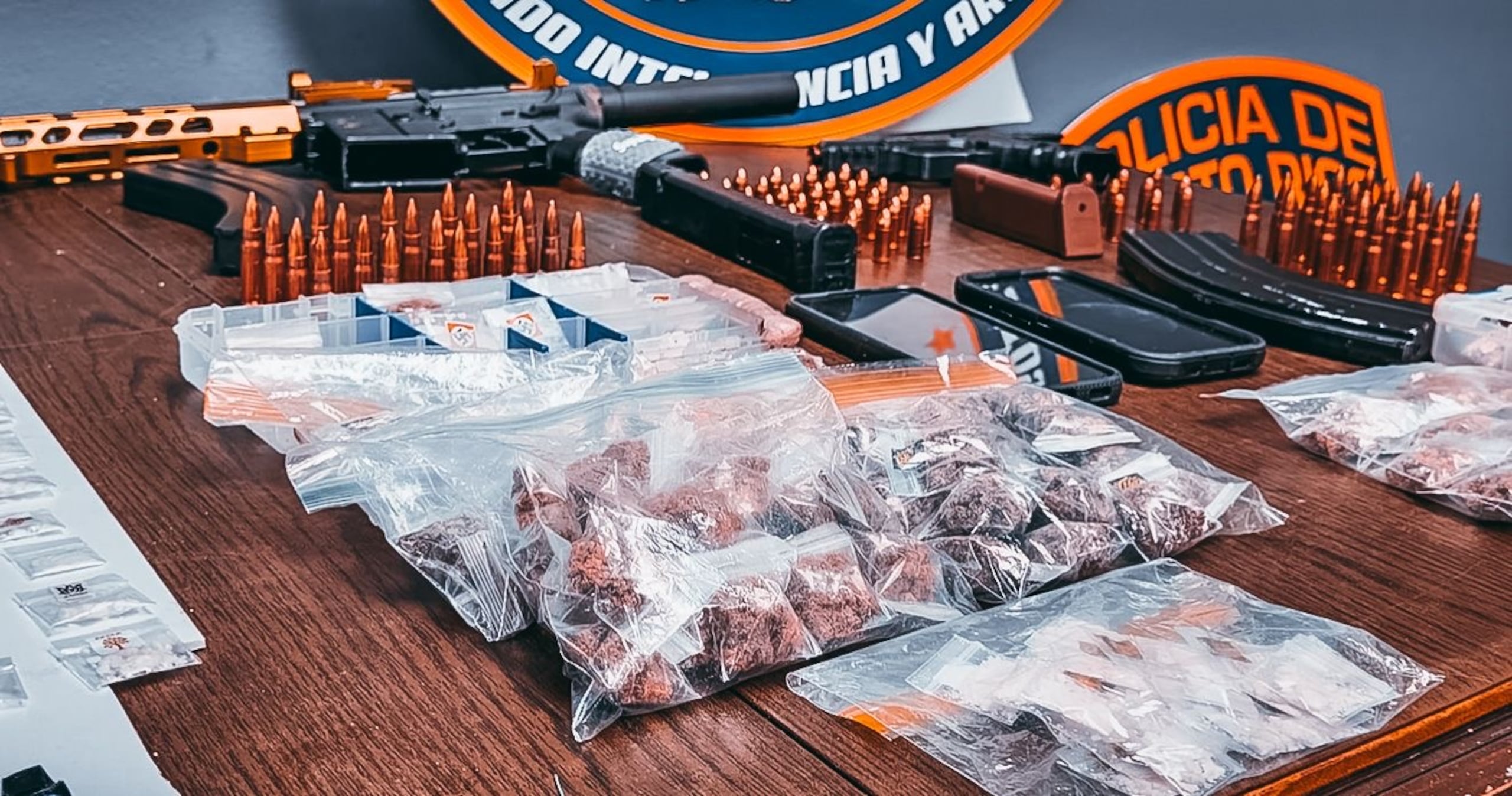 La Policía ocupó dos pistolas, un rifle AR-15, municiones y drogas durante el operativo.