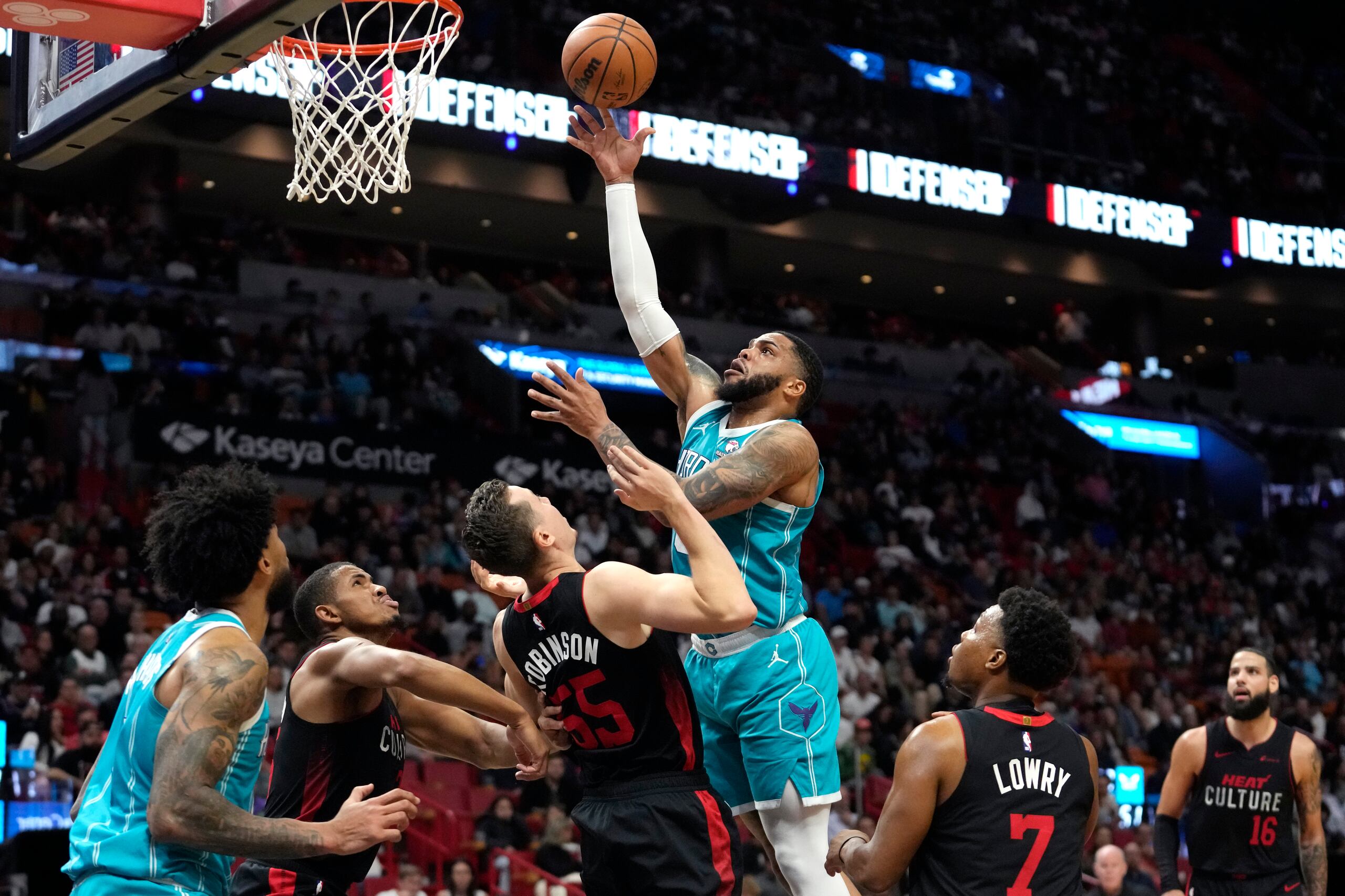 Miles Bridges, de los Hornets de Charlotte, realiza un tiro sobre Duncan Robinson (55), del Heat de Miami, durante la segunda mitad del juego de baloncesto de la NBA, el miércoles 13 de diciembre de 2023, en Miami.