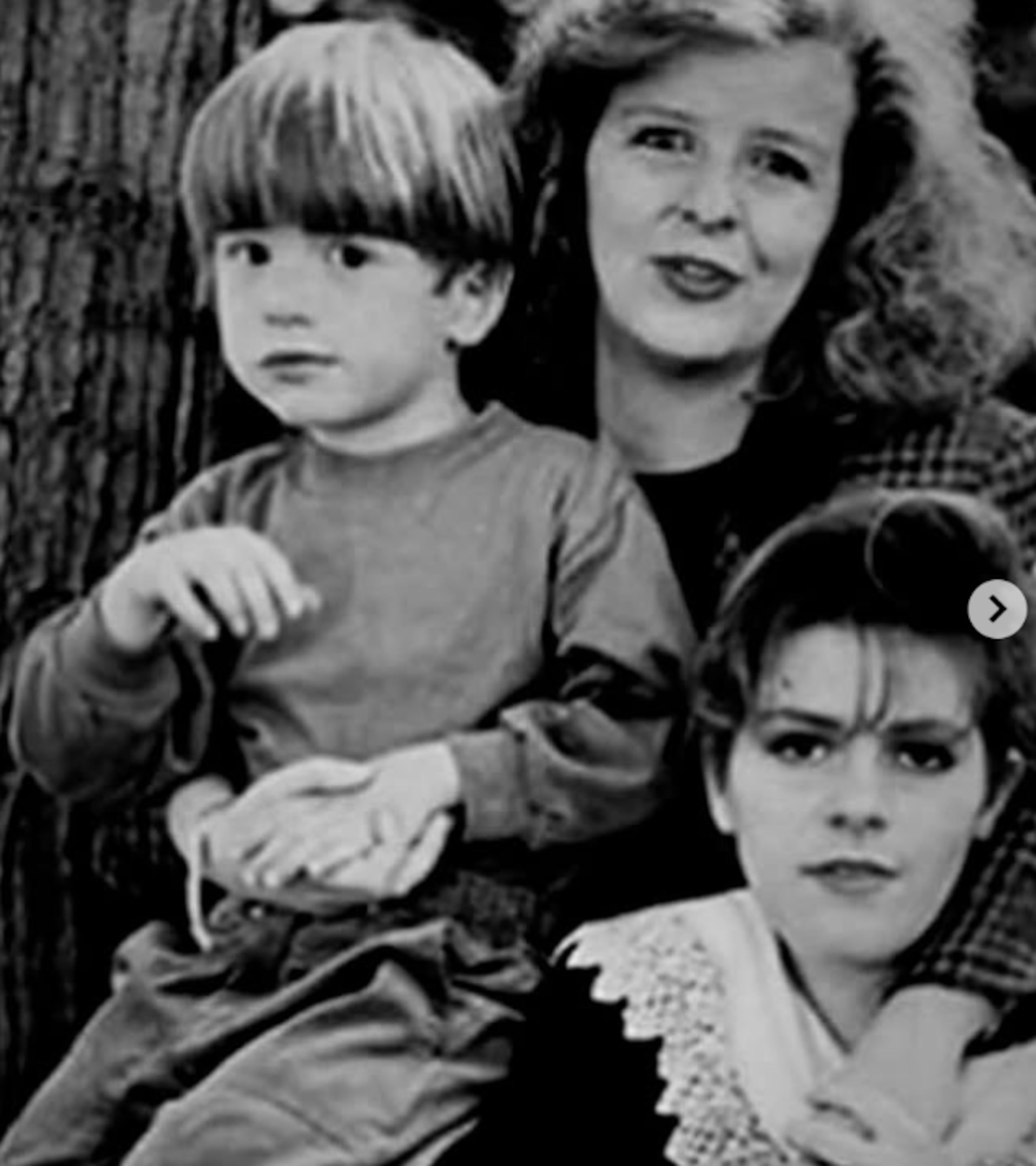 Miguel Uribe Turbay junto a su madre y hermana