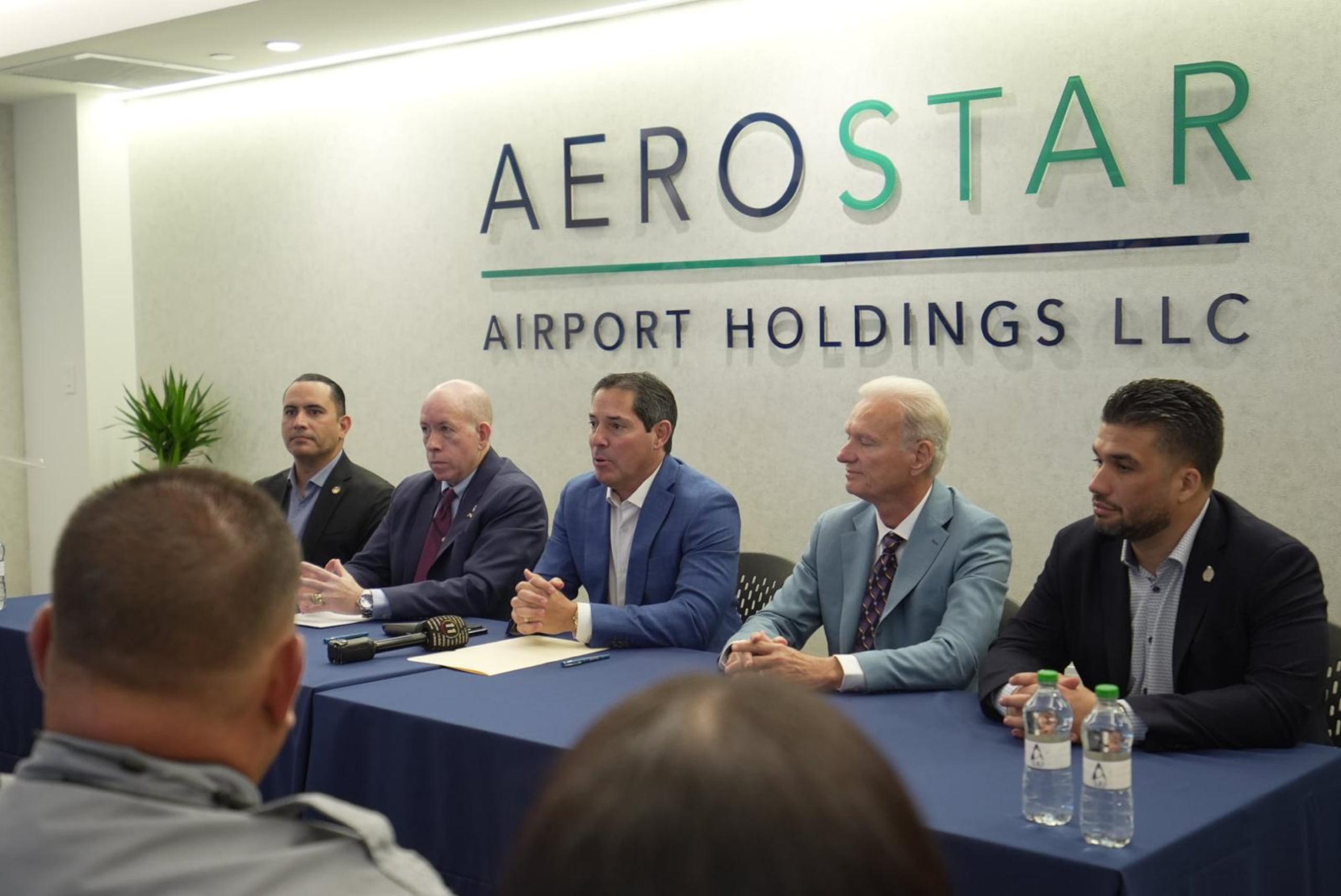 De izquierda a derecha: el comisionado del Negociado de Emergencias Médicas, Abner Gómez Cortés; el secretario del DSP, el general Arturo Garffer; el presidente de Aerostar, Jorge Hernández; el alcalde de Bayamón, Ramón Luis Rivera Cruz; y el director de la Autoridad de los Puertos, Norberto Negrón Díaz.