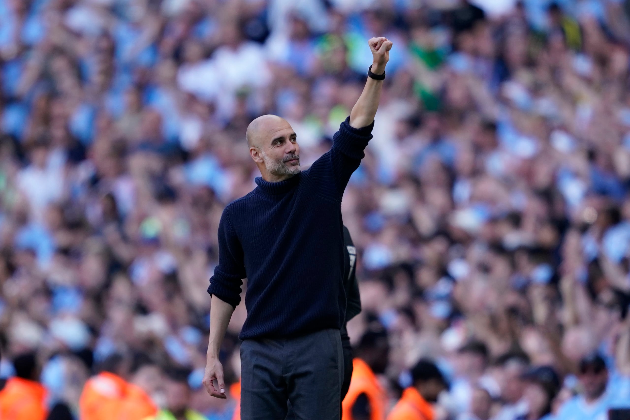 El técnico Pep Guardiola celebra durante el partido en que el Manchester City aseguró el título de la Premier League.