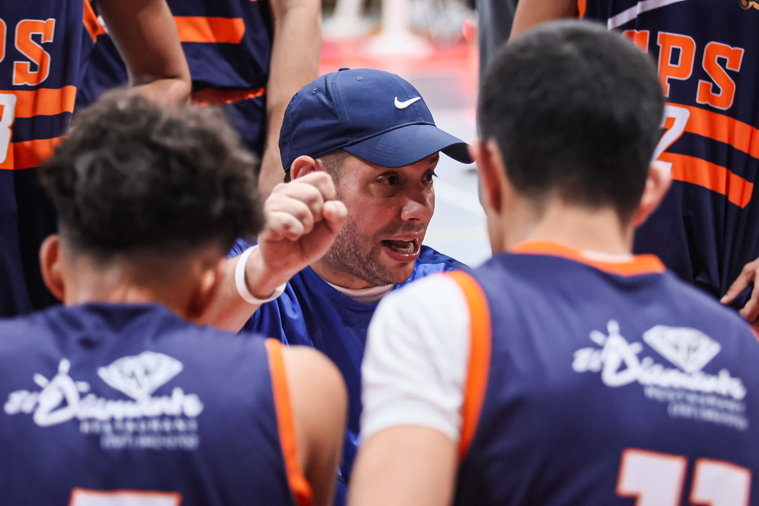Leo Arill está dirigiendo a Caguas Private School por primera vez esta temporada.