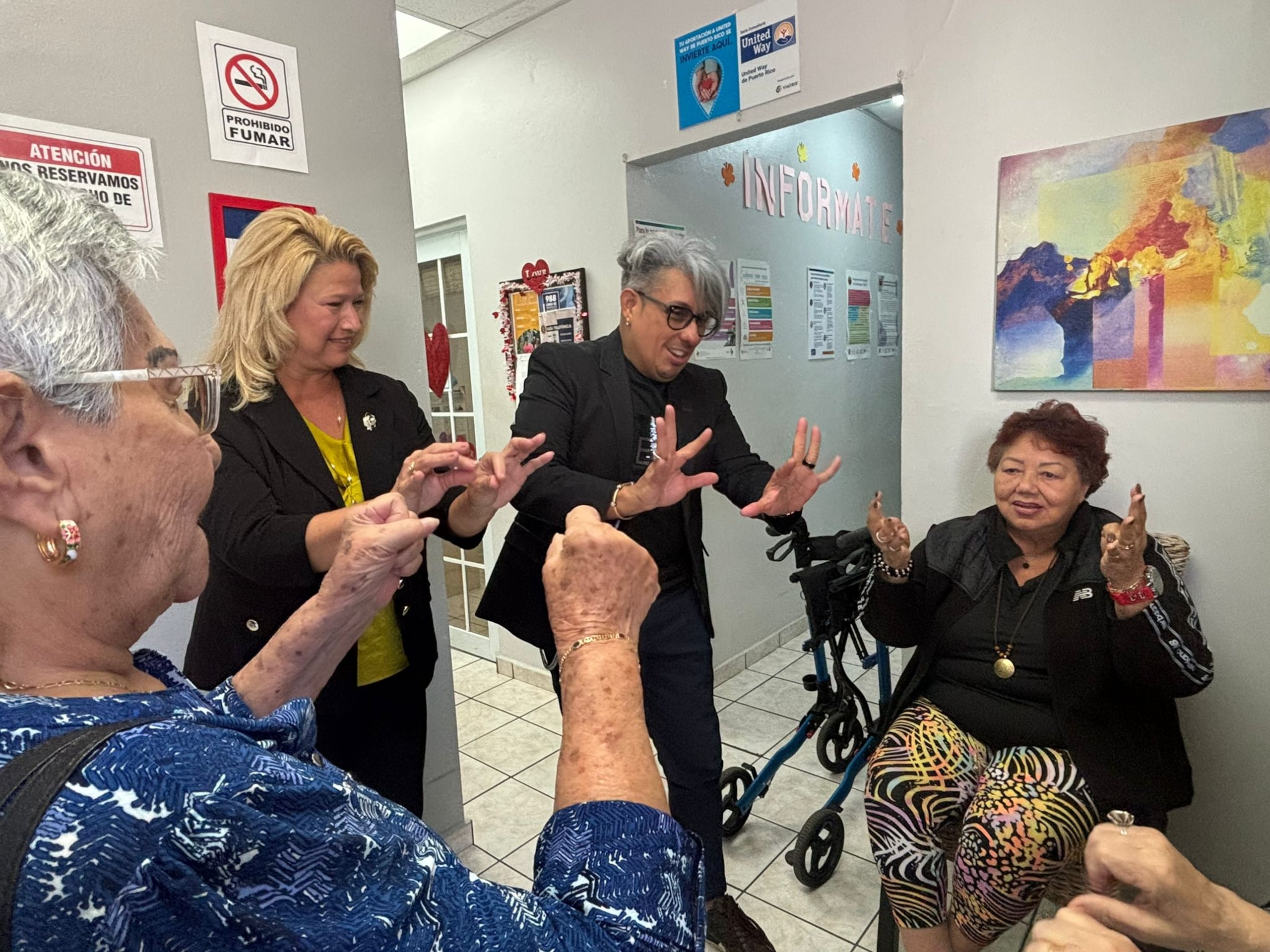 Los doctores Ana Gratacós Rodríguez y Freddy Ramírez demuestran a los pacientes varios ejercicios.
