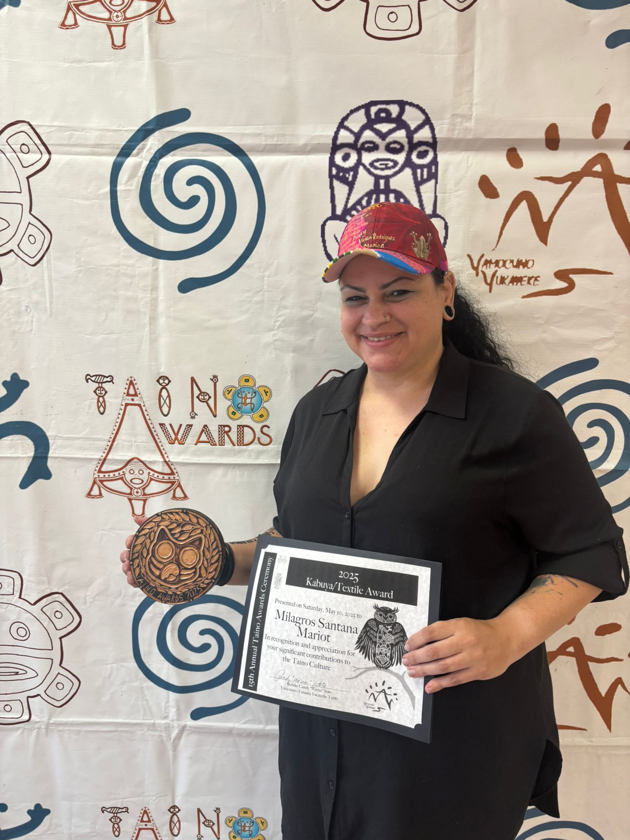 Milly Mariot ha dedicado su carrera a preservar y exaltar las raíces culturales de Puerto Rico, integrando símbolos y elementos taínos en cada una de sus creaciones.