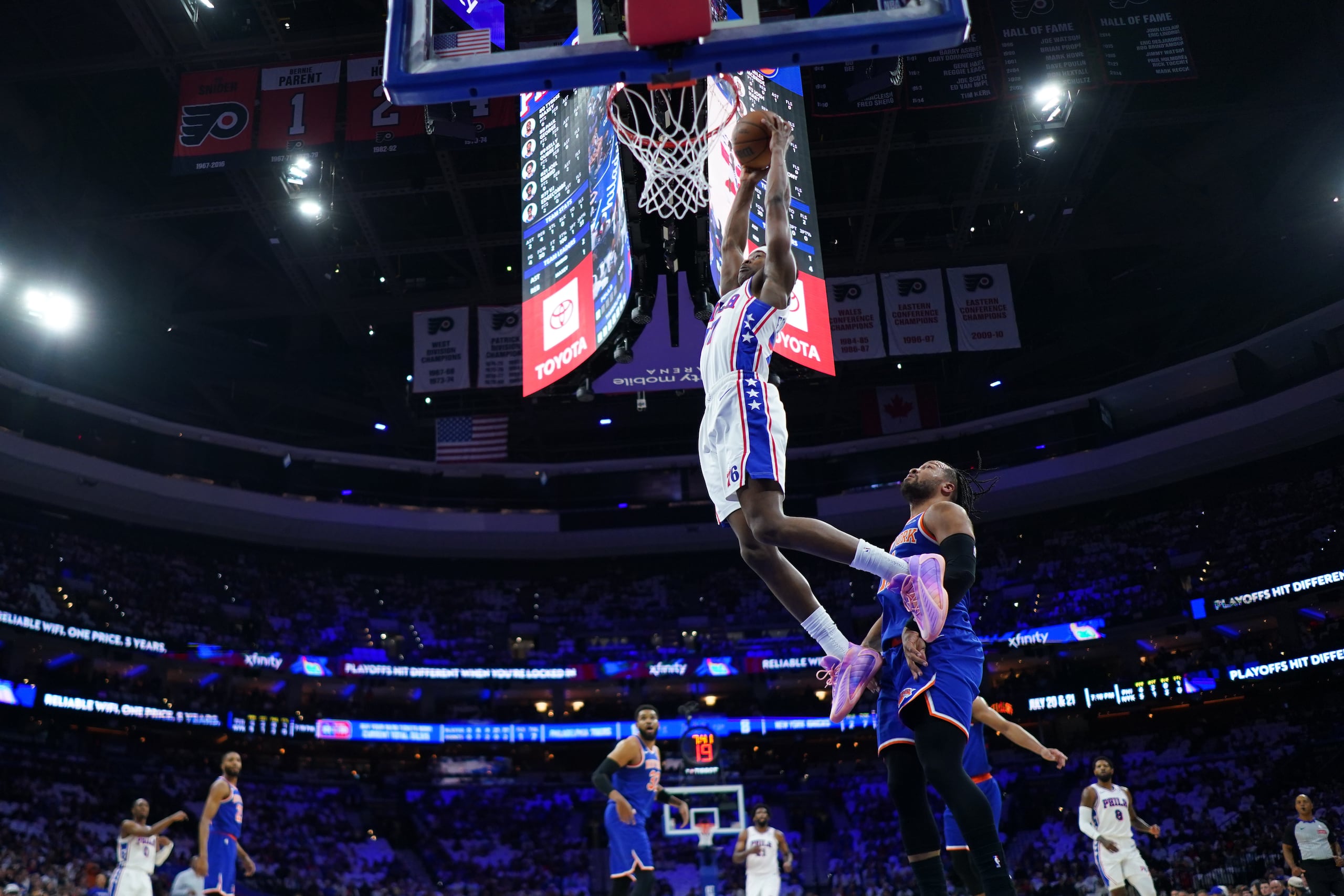 Vj Edgecombe, izquierda, de los Sixers de Filadelfia, se alza para retacar el balón superando a Jalen Brunson, de los Knicks de Nueva York.