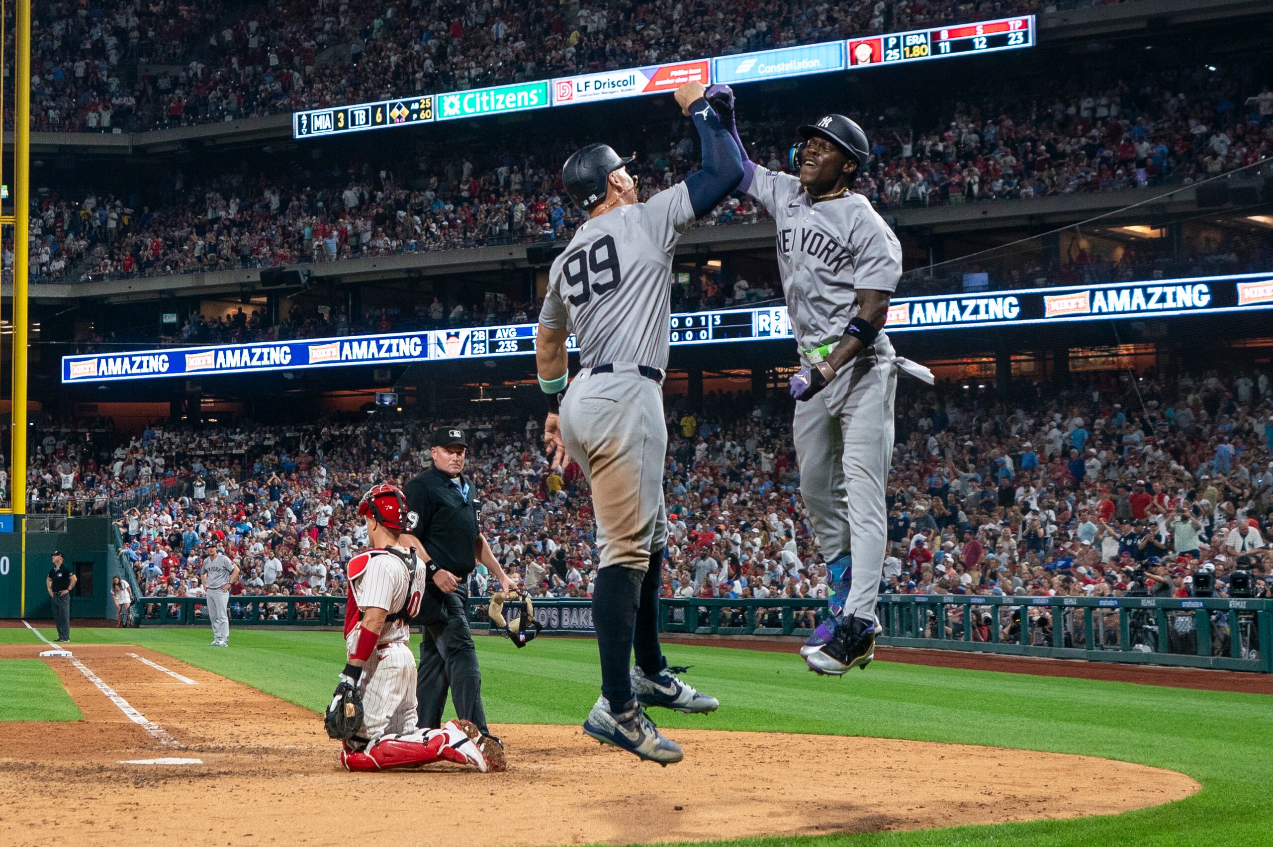 Jazz Chisholm Jr., de los Yankees de Nueva York, celebra su jonrón de tres carreras con Aaron Judge en el encuentro ante los Phillies de Filadelfia el pasado martes.