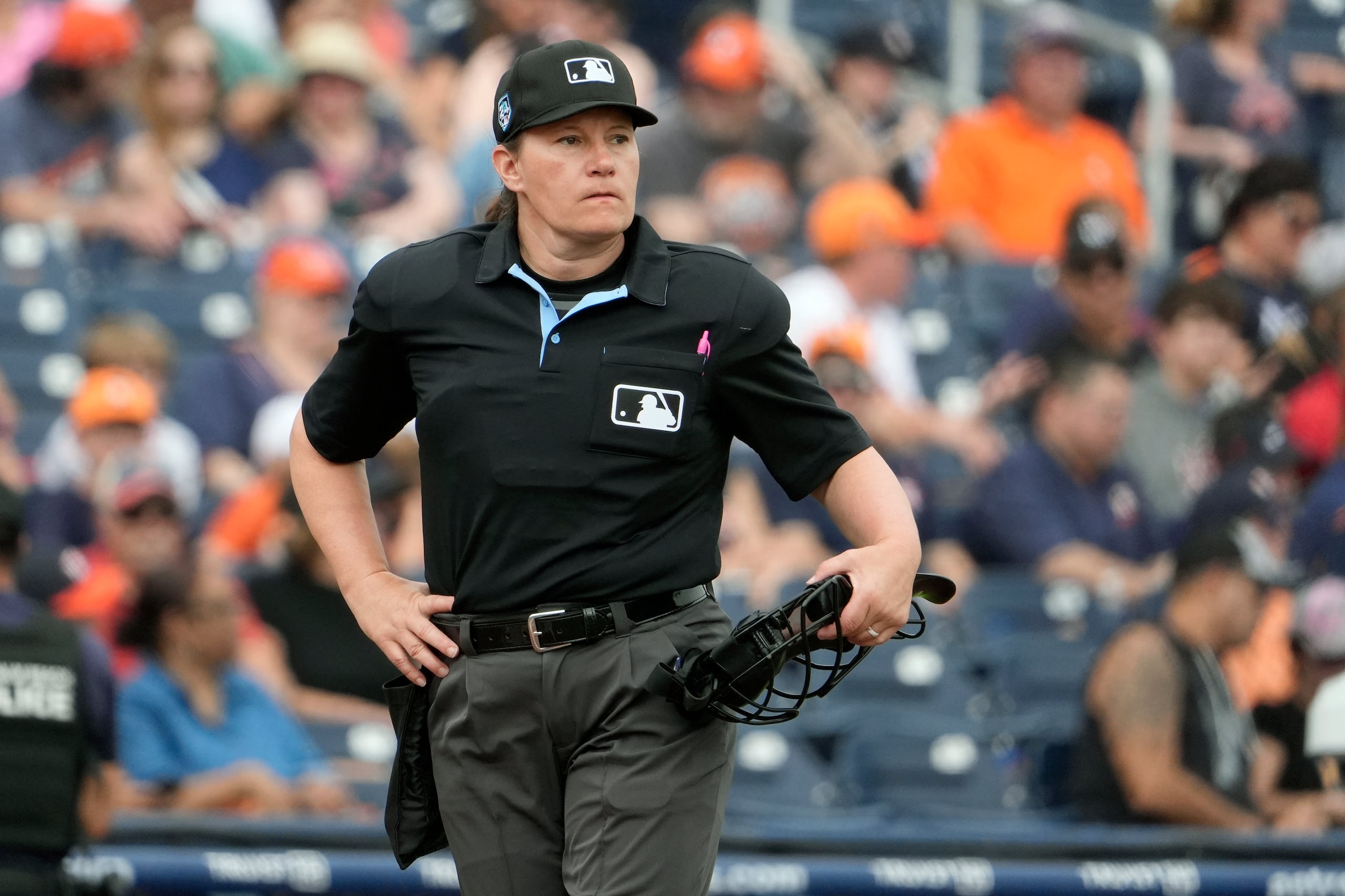 La umpire Jen Pawol durante un juego de pretemporada entre los Astros de Houston y los Nationals de Washington, el 10 de marzo de 2024, en West Palm Beach, Florida.