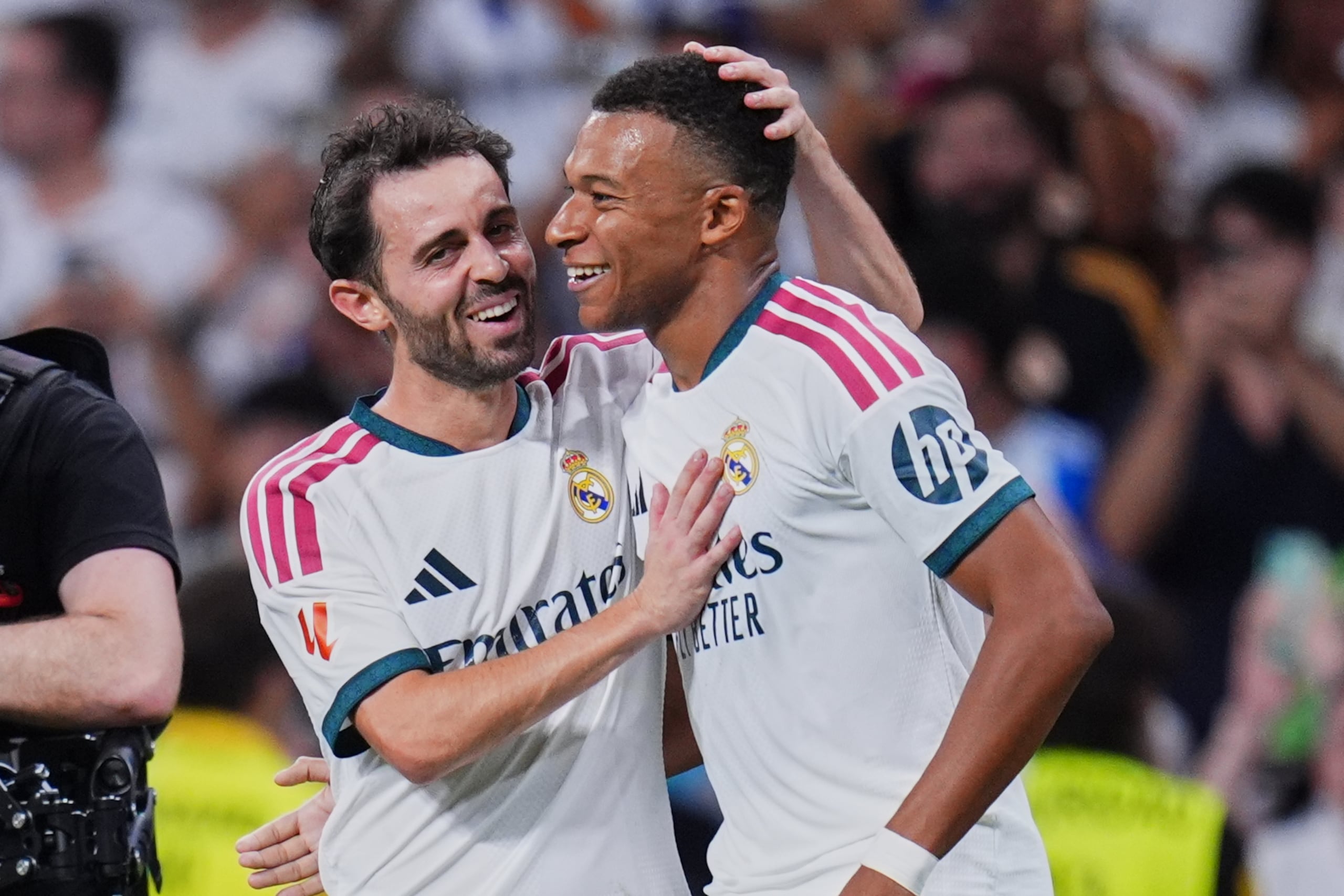Bernardo Silva, a la izquierda, y Kylian Mbappe celebran un gol del Real Madrid ante Real Sociedad en La Liga española.