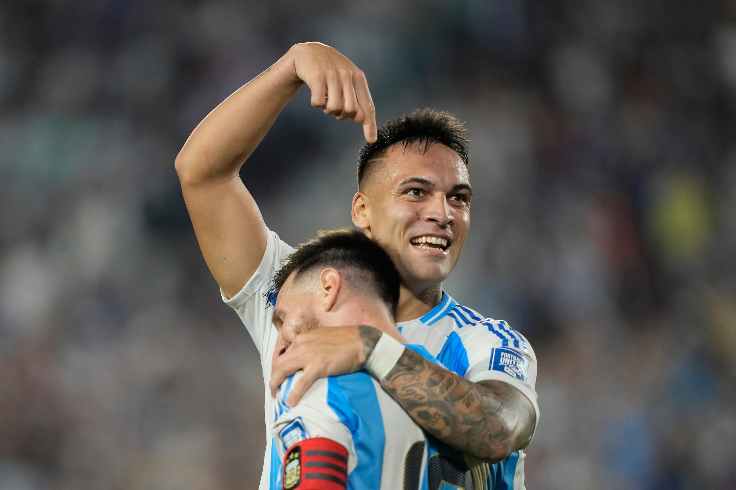 El delatero de Argentina, Lautaro Martínez, celebra con su compañero Lionel Messi tras convertir el segundo gol de su equipo ante Bolivia por las eliminatoriasl al Mundial 2026 en el estadio Monumental de Buenos Aires, Argentina, el martes 15 de octubre de 2024.