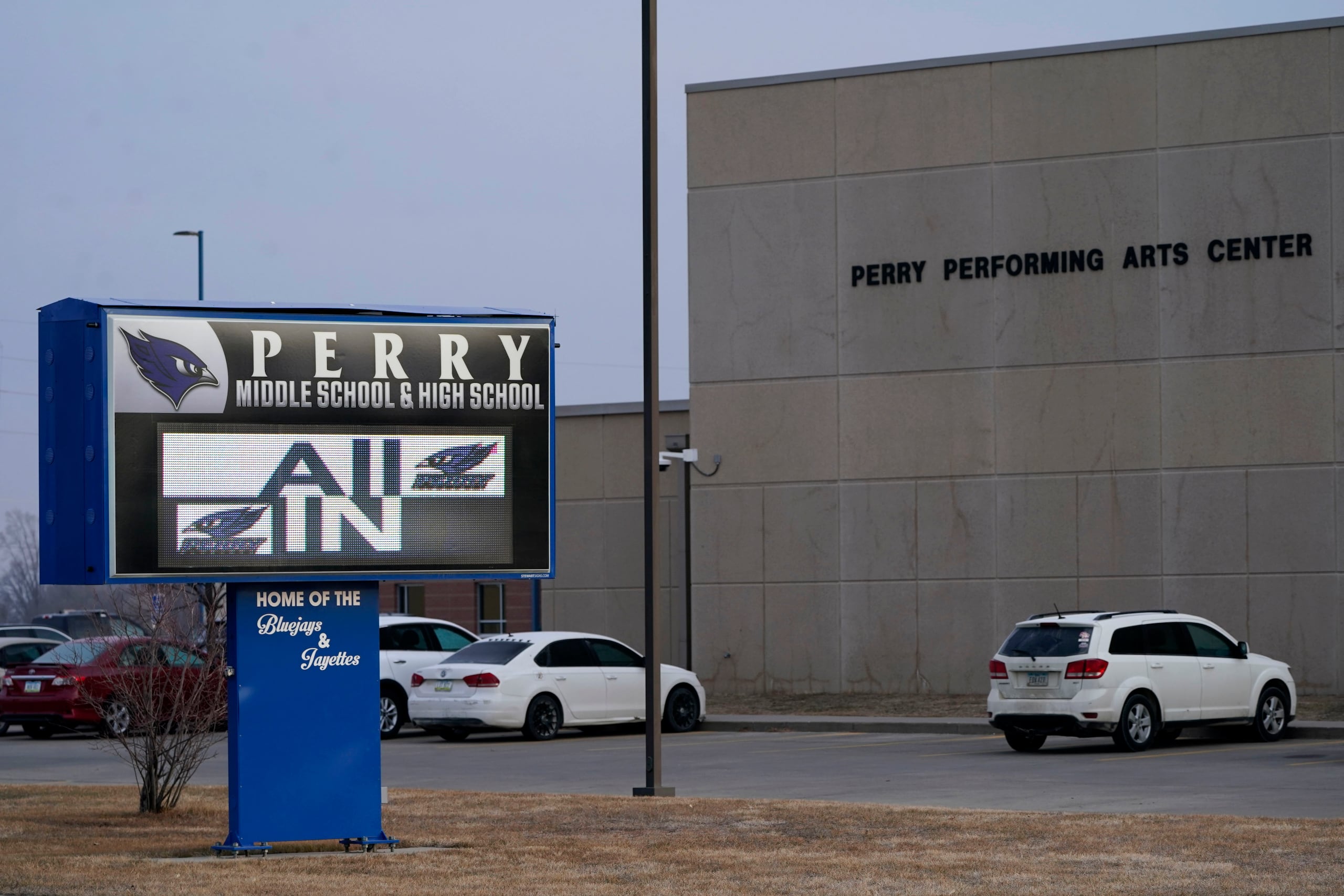 Vehículos en un estacionamiento afuera de la escuela secundaria Perry tras un tiroteo en el colegio, el 5 de enero de 2024, en Perry, Iowa. (AP Foto/Charlie Neibergall, Archivo)