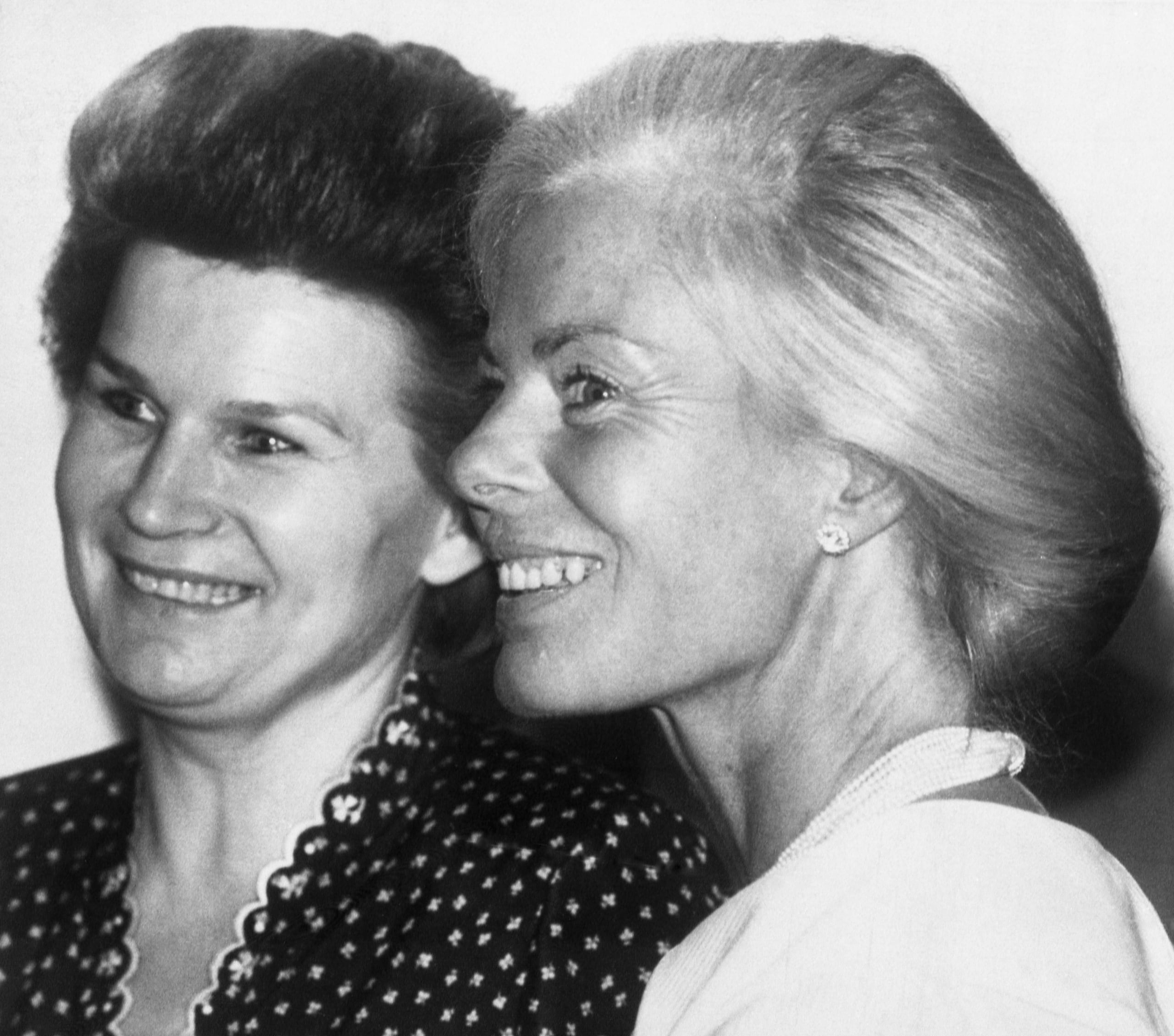 Katharine, duquesa de Kent, y Valentina Tereshkova, la primera mujer en el espacio y entonces presidenta del Comité de Mujeres Soviéticas, conversan durante el almuerzo Women of the Year en el Hotel Savoy de Londres, el 22 de octubre de 1984.