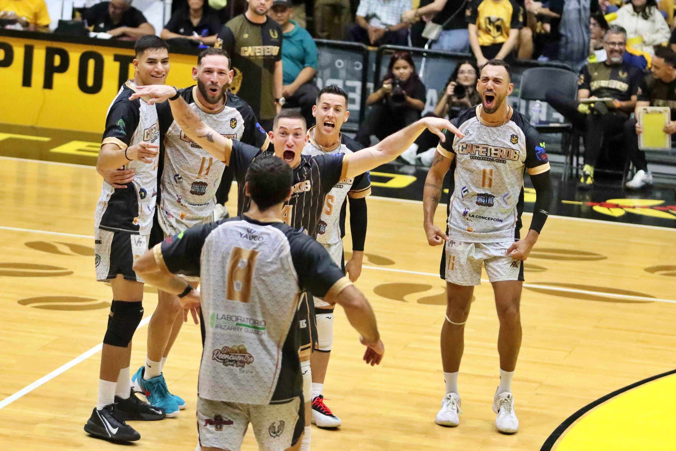 Los Cafeteros de Yauco celebran tras anotar un punto en el segundo juego de la final de la LVSM contra los Caribes de San Sebastián.