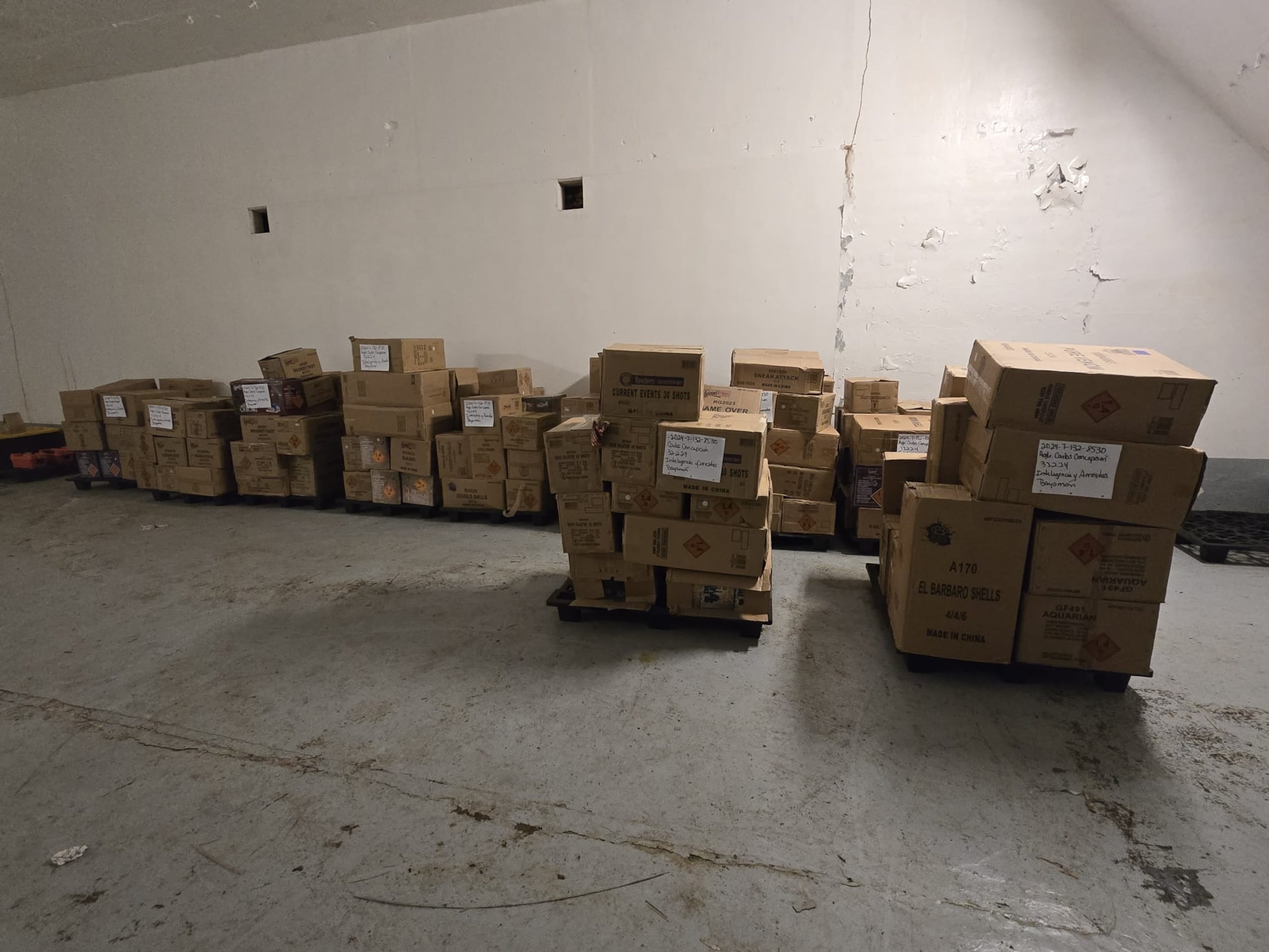 185 cajas con pirotecnia fueron incautadas en el sótano de una residencia ubicada en el sector Vázquez en el barrio Guaraguao, en Guaynabo.